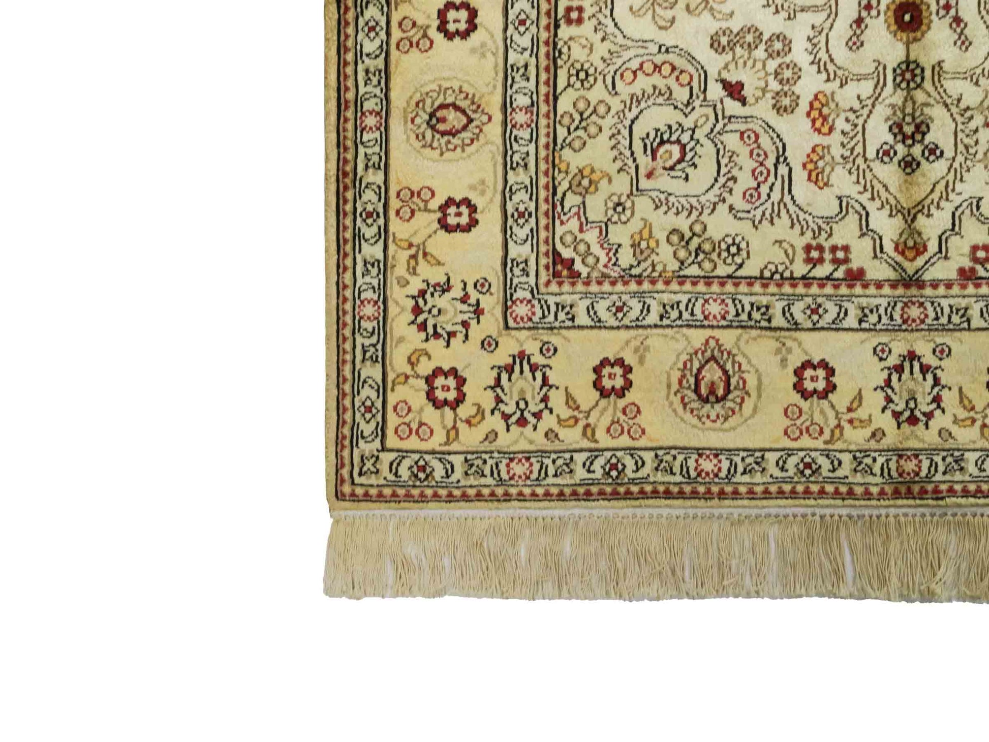 Handgeknüpfter Art Hereke Seidenteppich von Khademi aus Kunstseide, gold. Chinesischer Teppich, durchgemustert. Orientteppich, von Hand geknüpft in China. Größe: 153 cm x 91 cm. Teppichnummer: DB3-1033. Verkauf durch Jupiter Intl.
