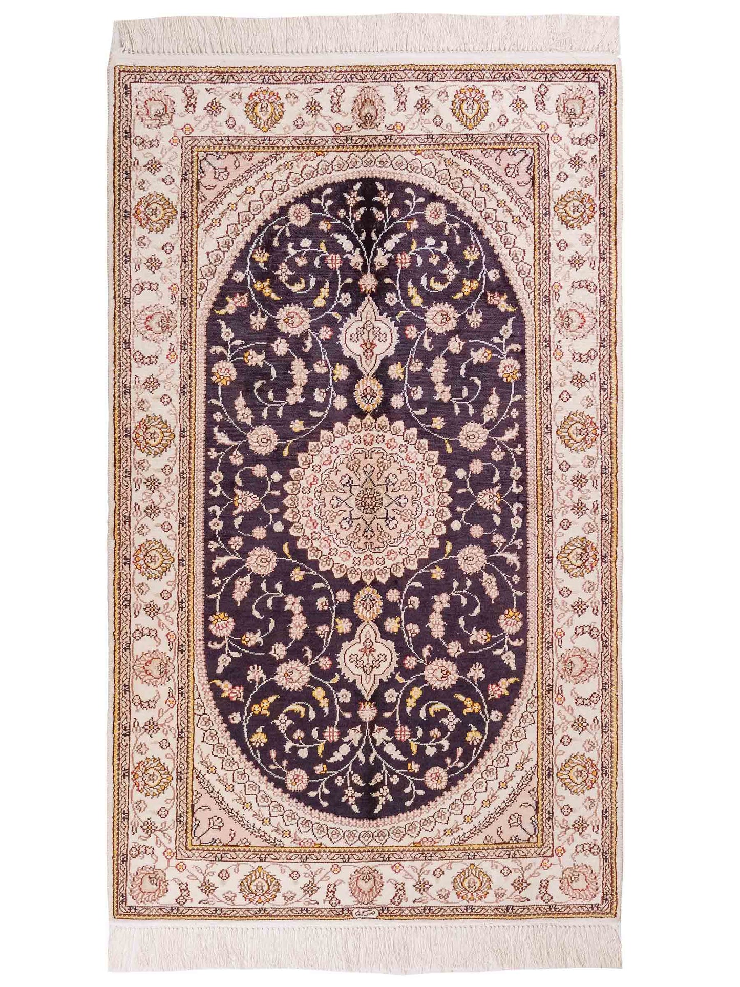 Handgeknüpfter Art Hereke Seidenteppich von Khademi aus Kunstseide, navy-blau-weiß. Chinesischer Teppich mit Medaillon. Orientteppich, von Hand geknüpft in China. Größe: 153 cm x 91 cm. Teppichnummer: SB3-1107. Verkauf durch Jupiter Intl.