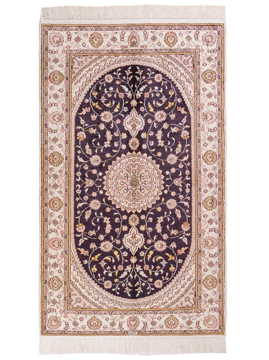 Handgeknüpfter Art Hereke Seidenteppich von Khademi aus Kunstseide, navy-blau-weiß. Chinesischer Teppich mit Medaillon. Orientteppich, von Hand geknüpft in China. Größe: 153 cm x 91 cm. Teppichnummer: SB3-1107. Verkauf durch Jupiter Intl.