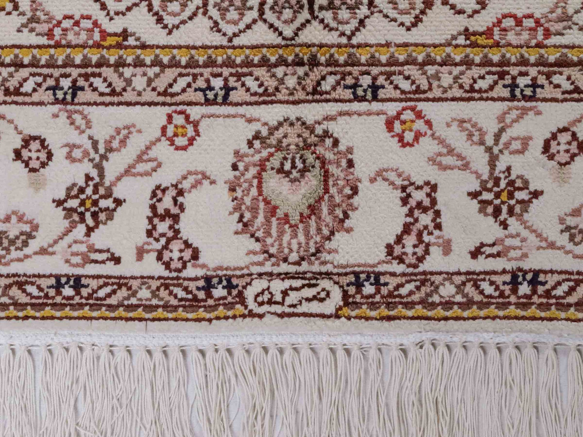Handgeknüpfter Art Hereke Seidenteppich von Khademi aus Kunstseide, navy-blau-weiß. Chinesischer Teppich mit Medaillon. Orientteppich, von Hand geknüpft in China. Größe: 153 cm x 91 cm. Teppichnummer: SB3-1107. Verkauf durch Jupiter Intl.