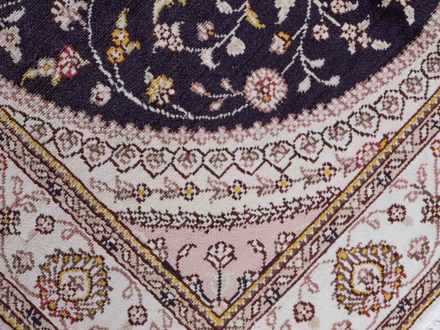 Handgeknüpfter Art Hereke Seidenteppich von Khademi aus Kunstseide, navy-blau-weiß. Chinesischer Teppich mit Medaillon. Orientteppich, von Hand geknüpft in China. Größe: 153 cm x 91 cm. Teppichnummer: SB3-1107. Verkauf durch Jupiter Intl.