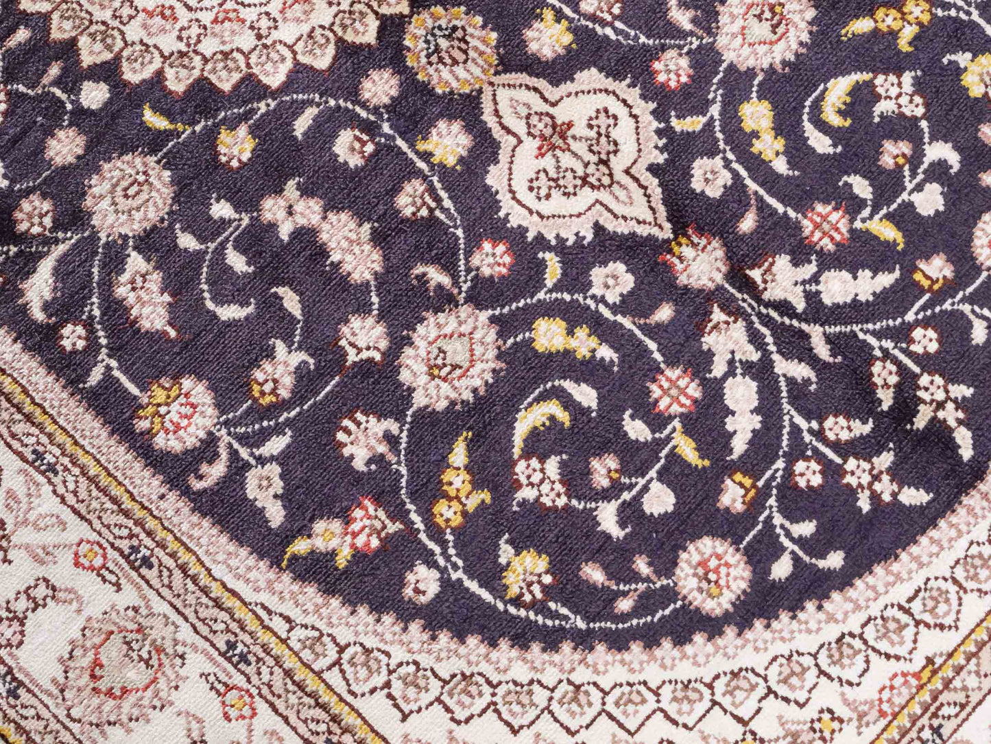 Handgeknüpfter Art Hereke Seidenteppich von Khademi aus Kunstseide, navy-blau-weiß. Chinesischer Teppich mit Medaillon. Orientteppich, von Hand geknüpft in China. Größe: 153 cm x 91 cm. Teppichnummer: SB3-1107. Verkauf durch Jupiter Intl.