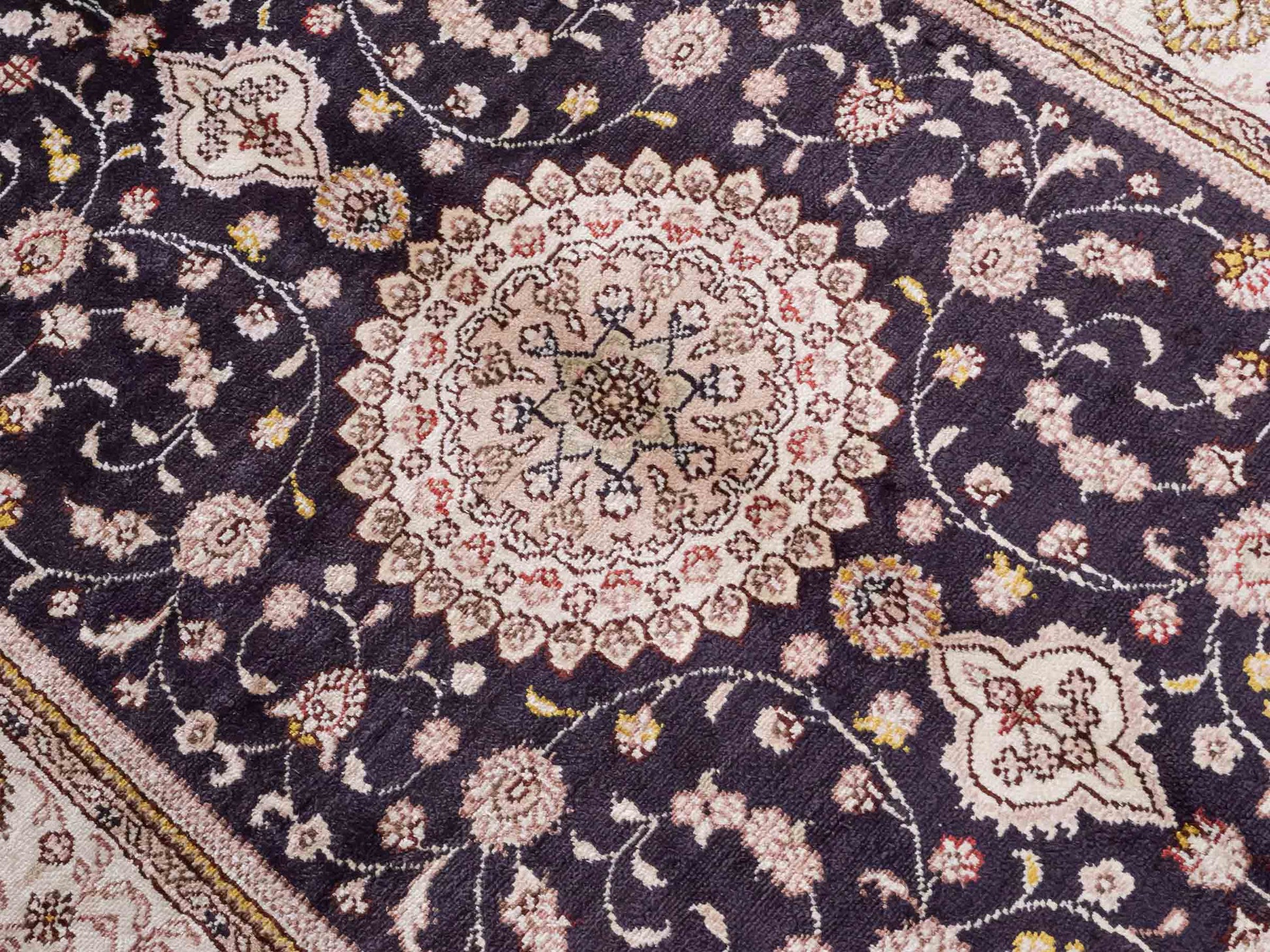 Handgeknüpfter Art Hereke Seidenteppich von Khademi aus Kunstseide, navy-blau-weiß. Chinesischer Teppich mit Medaillon. Orientteppich, von Hand geknüpft in China. Größe: 153 cm x 91 cm. Teppichnummer: SB3-1107. Verkauf durch Jupiter Intl.