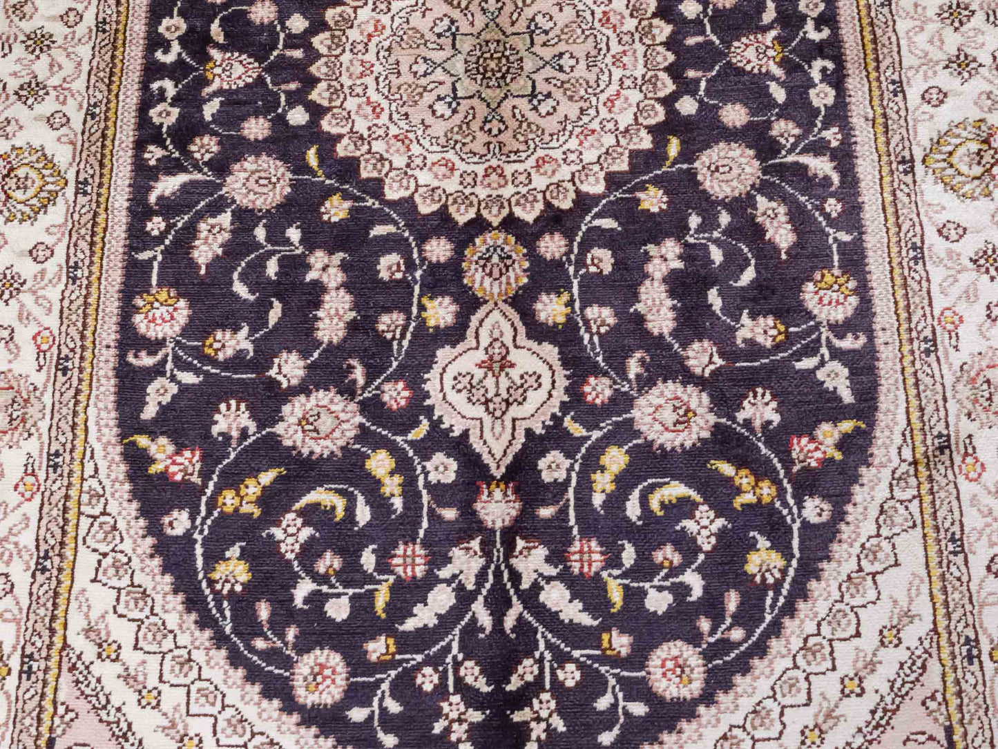 Handgeknüpfter Art Hereke Seidenteppich von Khademi aus Kunstseide, navy-blau-weiß. Chinesischer Teppich mit Medaillon. Orientteppich, von Hand geknüpft in China. Größe: 153 cm x 91 cm. Teppichnummer: SB3-1107. Verkauf durch Jupiter Intl.