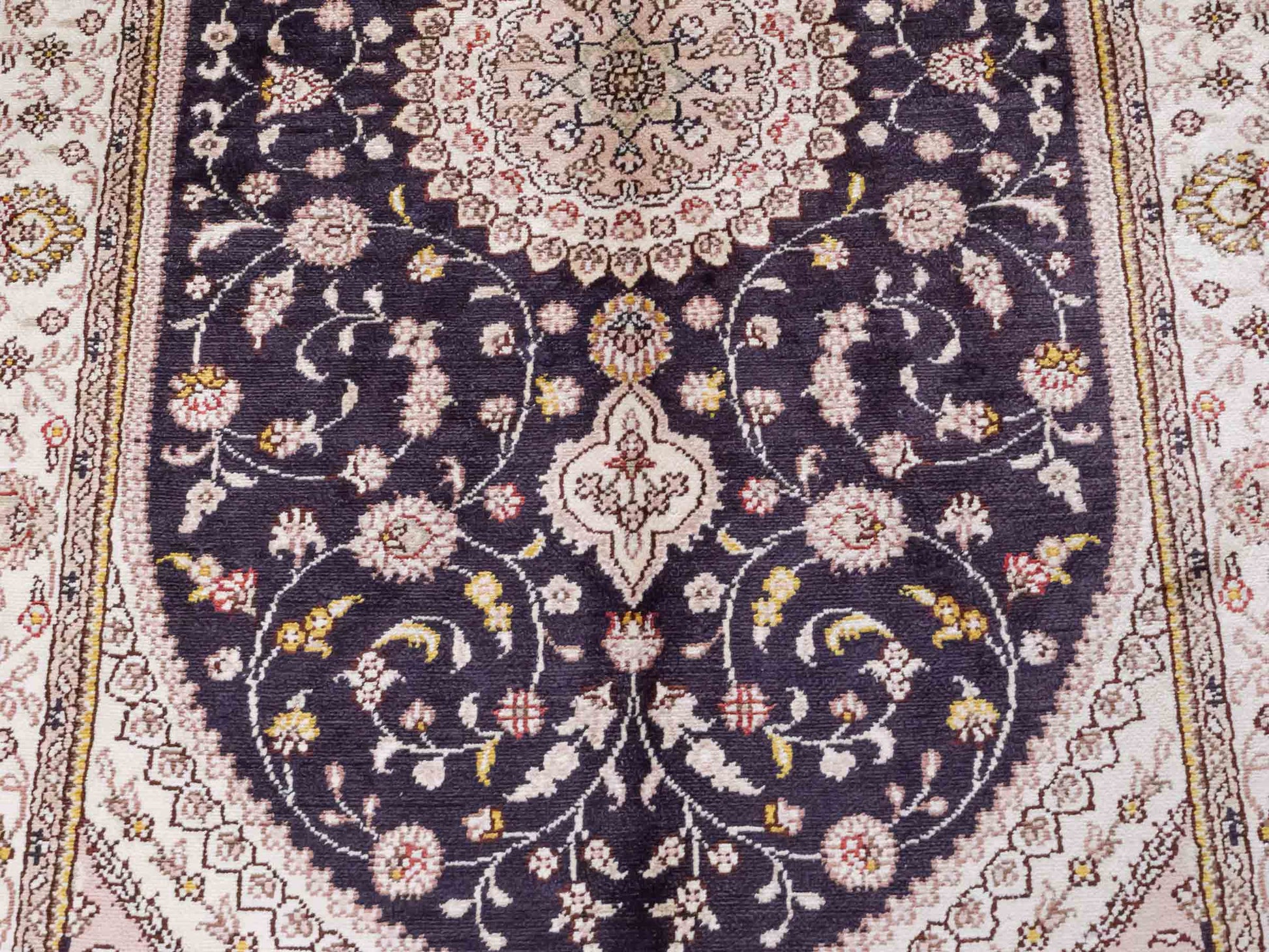 Handgeknüpfter Art Hereke Seidenteppich von Khademi aus Kunstseide, navy-blau-weiß. Chinesischer Teppich mit Medaillon. Orientteppich, von Hand geknüpft in China. Größe: 153 cm x 91 cm. Teppichnummer: SB3-1107. Verkauf durch Jupiter Intl.