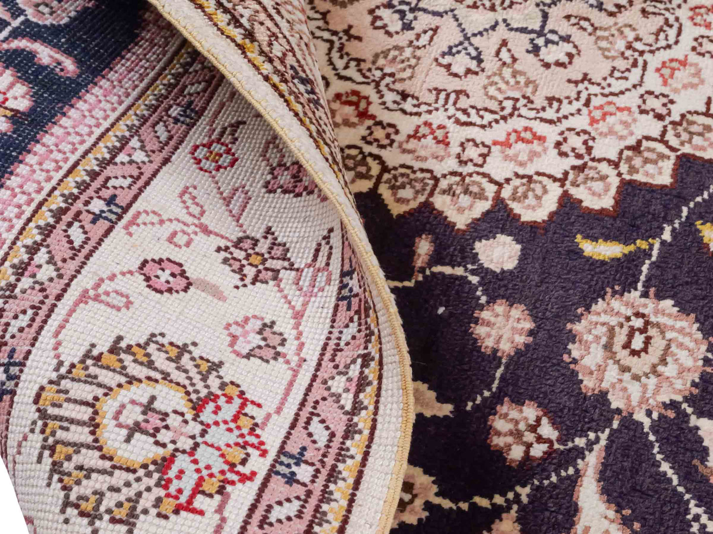 Handgeknüpfter Art Hereke Seidenteppich von Khademi aus Kunstseide, navy-blau-weiß. Chinesischer Teppich mit Medaillon. Orientteppich, von Hand geknüpft in China. Größe: 153 cm x 91 cm. Teppichnummer: SB3-1107. Verkauf durch Jupiter Intl.