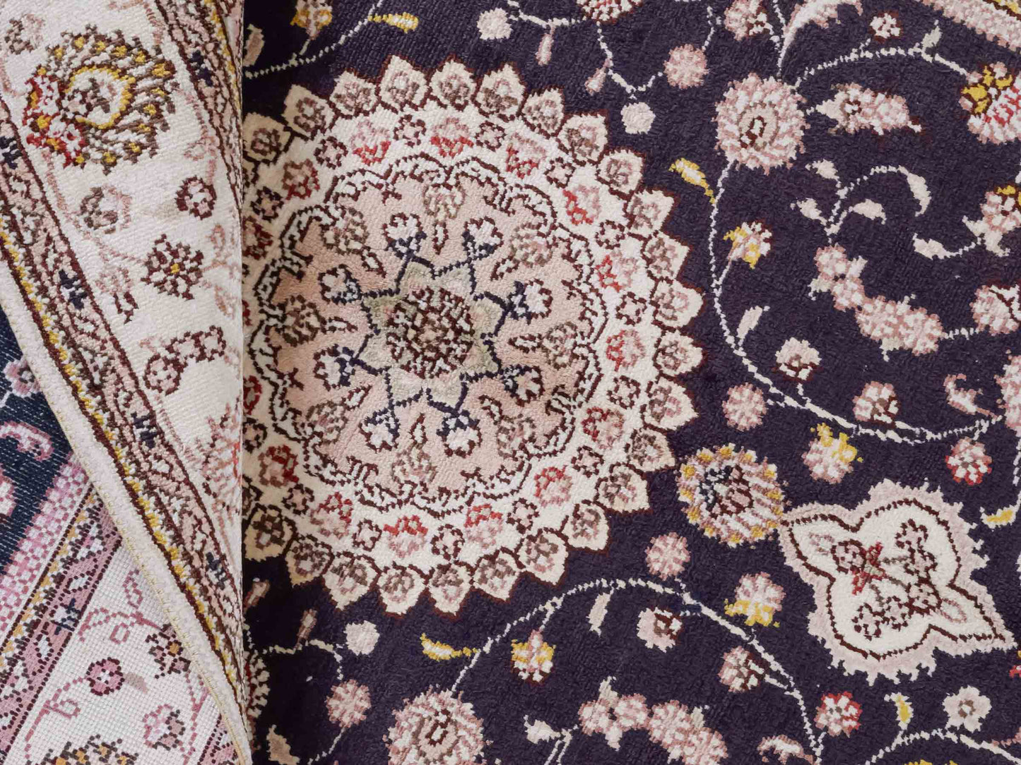 Handgeknüpfter Art Hereke Seidenteppich von Khademi aus Kunstseide, navy-blau-weiß. Chinesischer Teppich mit Medaillon. Orientteppich, von Hand geknüpft in China. Größe: 153 cm x 91 cm. Teppichnummer: SB3-1107. Verkauf durch Jupiter Intl.