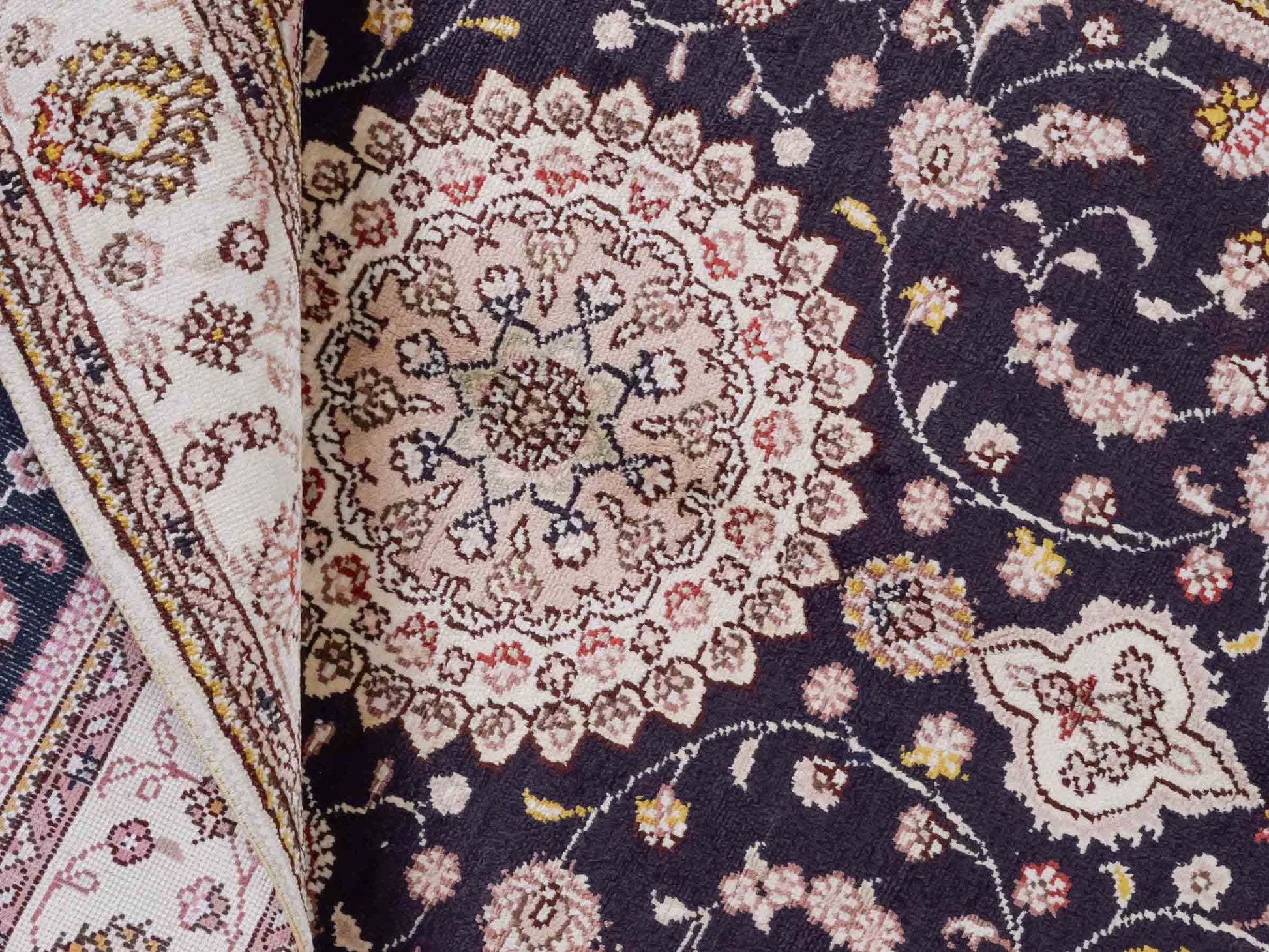 Handgeknüpfter Art Hereke Seidenteppich von Khademi aus Kunstseide, navy-blau-weiß. Chinesischer Teppich mit Medaillon. Orientteppich, von Hand geknüpft in China. Größe: 153 cm x 91 cm. Teppichnummer: SB3-1107. Verkauf durch Jupiter Intl.