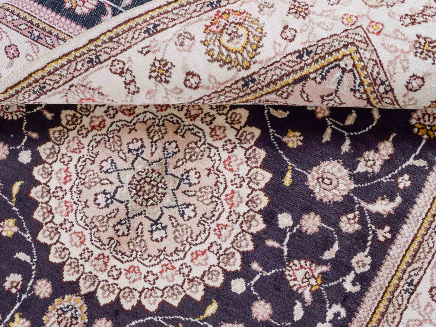 Handgeknüpfter Art Hereke Seidenteppich von Khademi aus Kunstseide, navy-blau-weiß. Chinesischer Teppich mit Medaillon. Orientteppich, von Hand geknüpft in China. Größe: 153 cm x 91 cm. Teppichnummer: SB3-1107. Verkauf durch Jupiter Intl.