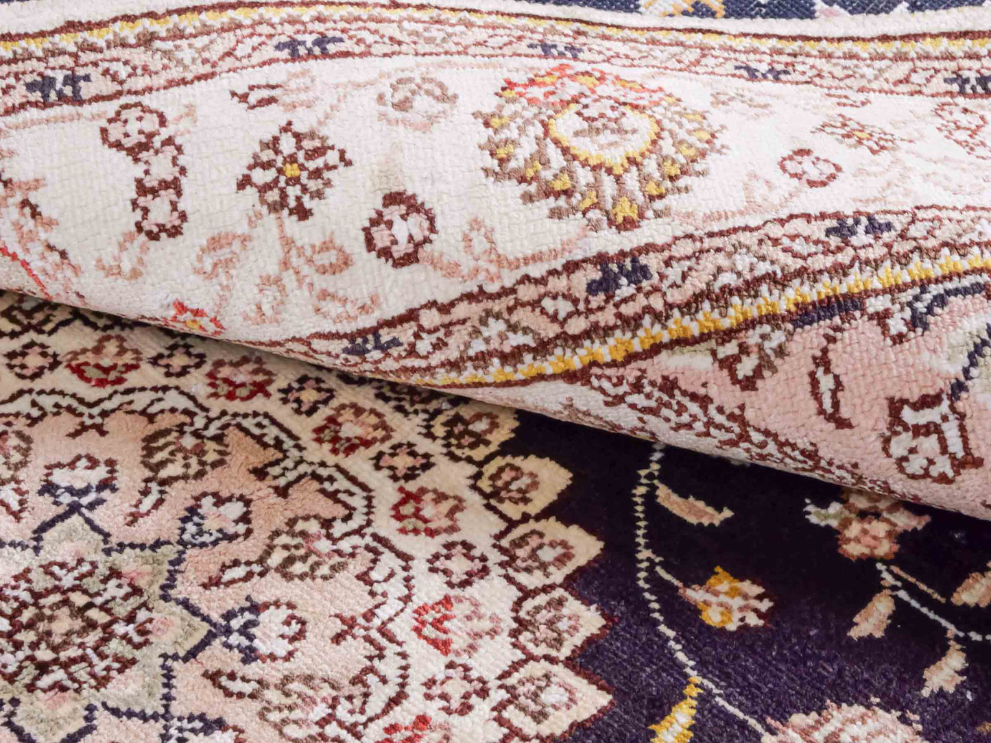 Handgeknüpfter Art Hereke Seidenteppich von Khademi aus Kunstseide, navy-blau-weiß. Chinesischer Teppich mit Medaillon. Orientteppich, von Hand geknüpft in China. Größe: 153 cm x 91 cm. Teppichnummer: SB3-1107. Verkauf durch Jupiter Intl.
