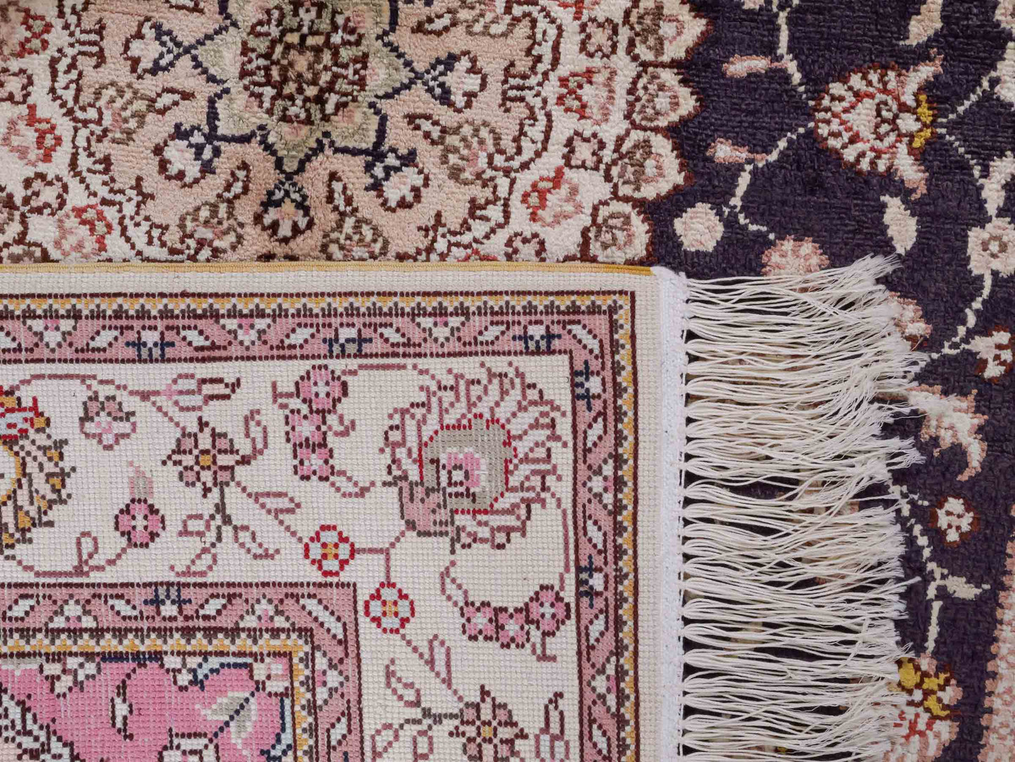 Handgeknüpfter Art Hereke Seidenteppich von Khademi aus Kunstseide, navy-blau-weiß. Chinesischer Teppich mit Medaillon. Orientteppich, von Hand geknüpft in China. Größe: 153 cm x 91 cm. Teppichnummer: SB3-1107. Verkauf durch Jupiter Intl.