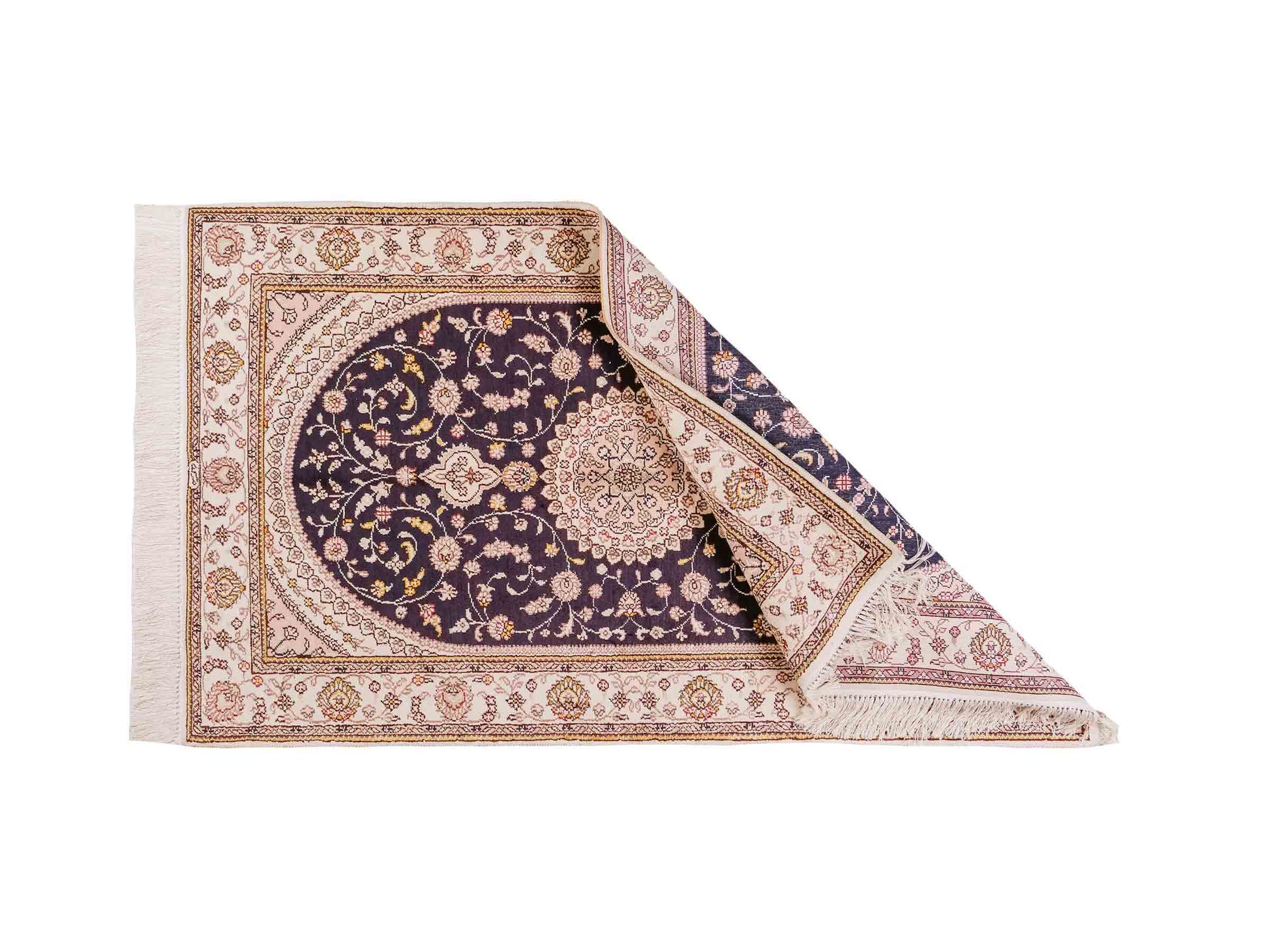 Handgeknüpfter Art Hereke Seidenteppich von Khademi aus Kunstseide, navy-blau-weiß. Chinesischer Teppich mit Medaillon. Orientteppich, von Hand geknüpft in China. Größe: 153 cm x 91 cm. Teppichnummer: SB3-1107. Verkauf durch Jupiter Intl.