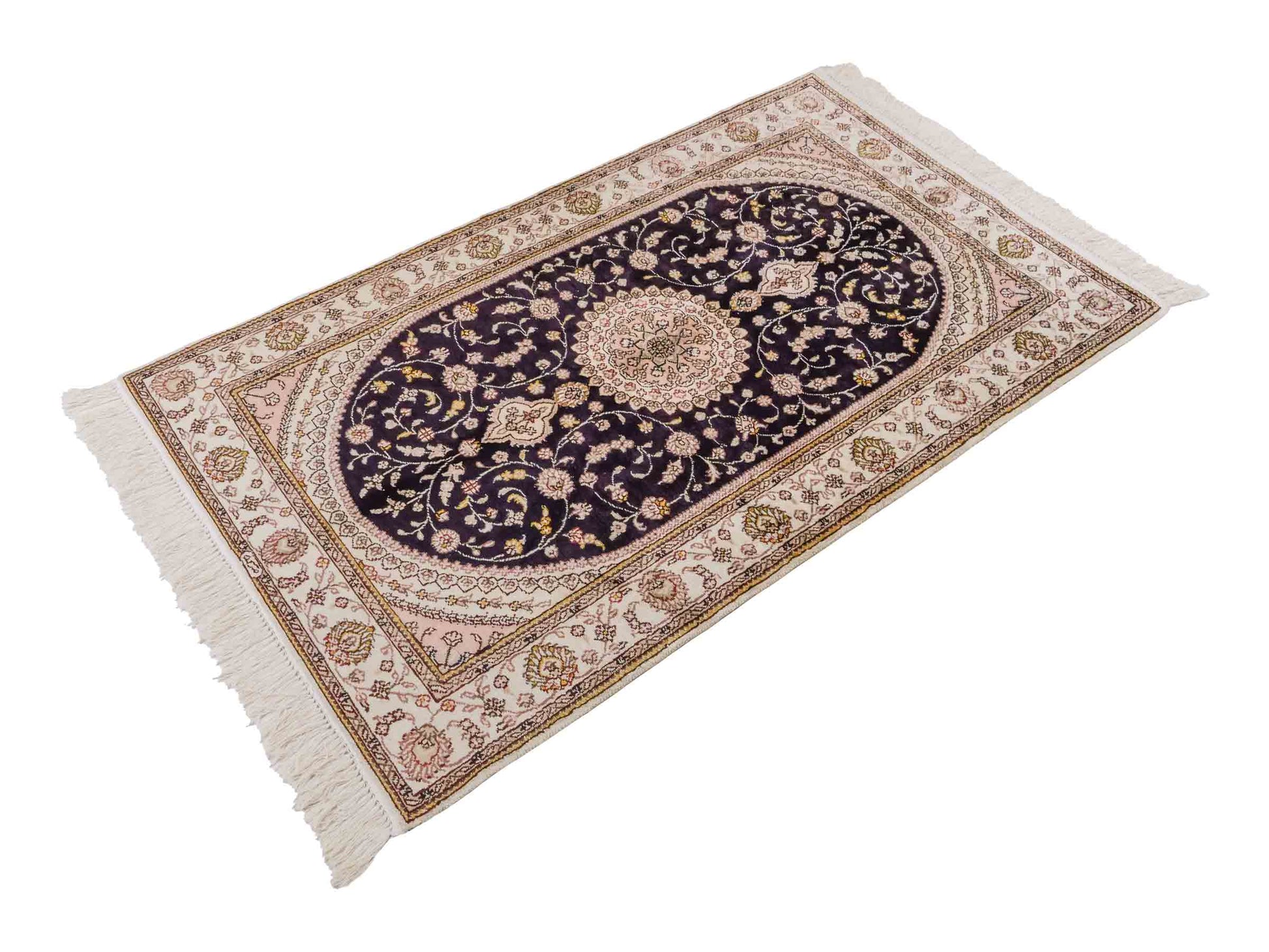 Handgeknüpfter Art Hereke Seidenteppich von Khademi aus Kunstseide, navy-blau-weiß. Chinesischer Teppich mit Medaillon. Orientteppich, von Hand geknüpft in China. Größe: 153 cm x 91 cm. Teppichnummer: SB3-1107. Verkauf durch Jupiter Intl.
