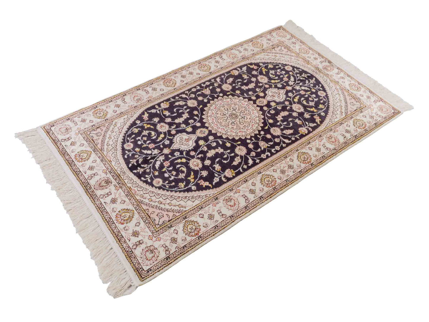 Handgeknüpfter Art Hereke Seidenteppich von Khademi aus Kunstseide, navy-blau-weiß. Chinesischer Teppich mit Medaillon. Orientteppich, von Hand geknüpft in China. Größe: 153 cm x 91 cm. Teppichnummer: SB3-1107. Verkauf durch Jupiter Intl.