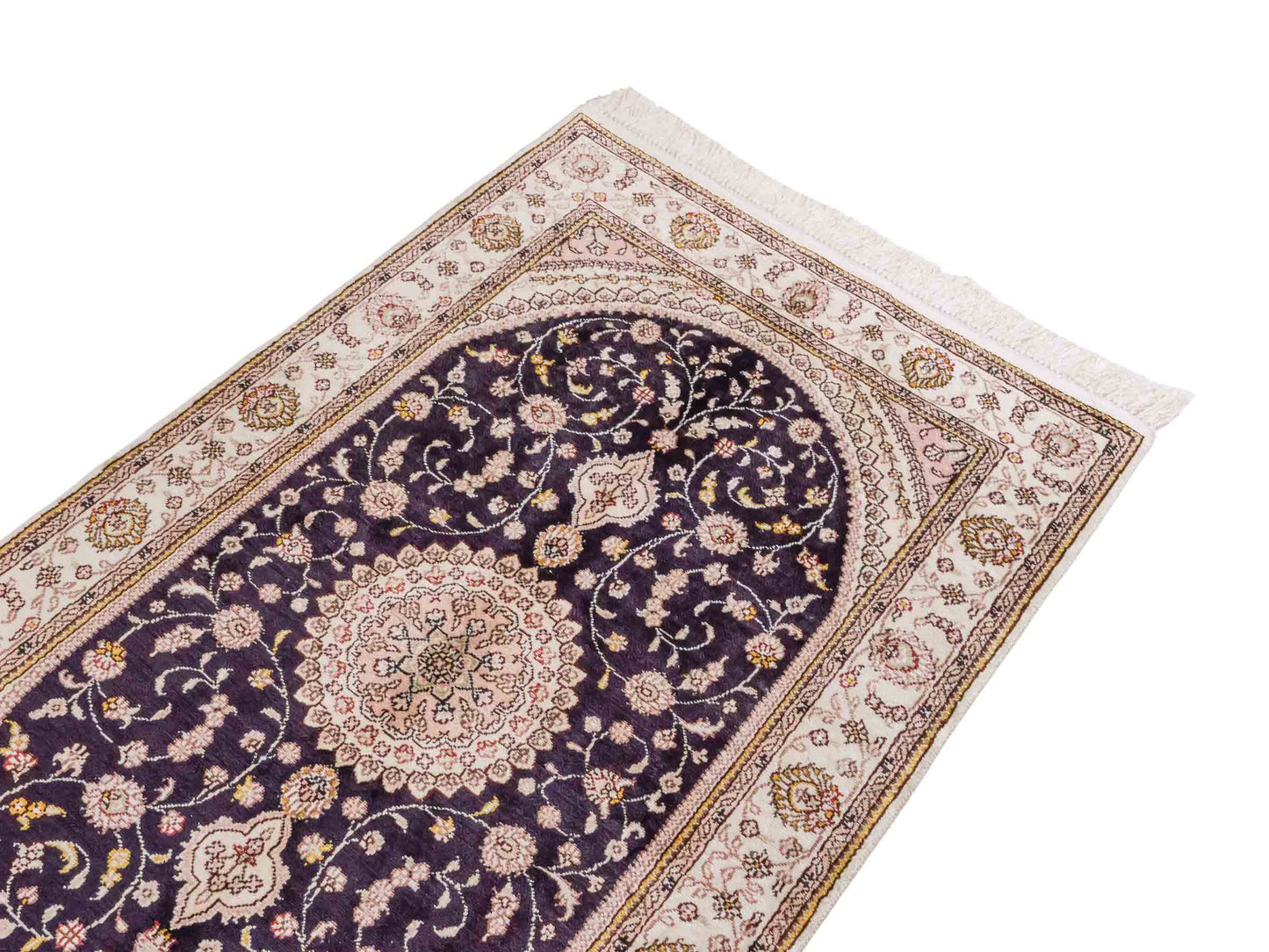 Handgeknüpfter Art Hereke Seidenteppich von Khademi aus Kunstseide, navy-blau-weiß. Chinesischer Teppich mit Medaillon. Orientteppich, von Hand geknüpft in China. Größe: 153 cm x 91 cm. Teppichnummer: SB3-1107. Verkauf durch Jupiter Intl.