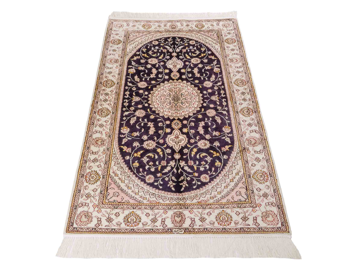 Handgeknüpfter Art Hereke Seidenteppich von Khademi aus Kunstseide, navy-blau-weiß. Chinesischer Teppich mit Medaillon. Orientteppich, von Hand geknüpft in China. Größe: 153 cm x 91 cm. Teppichnummer: SB3-1107. Verkauf durch Jupiter Intl.