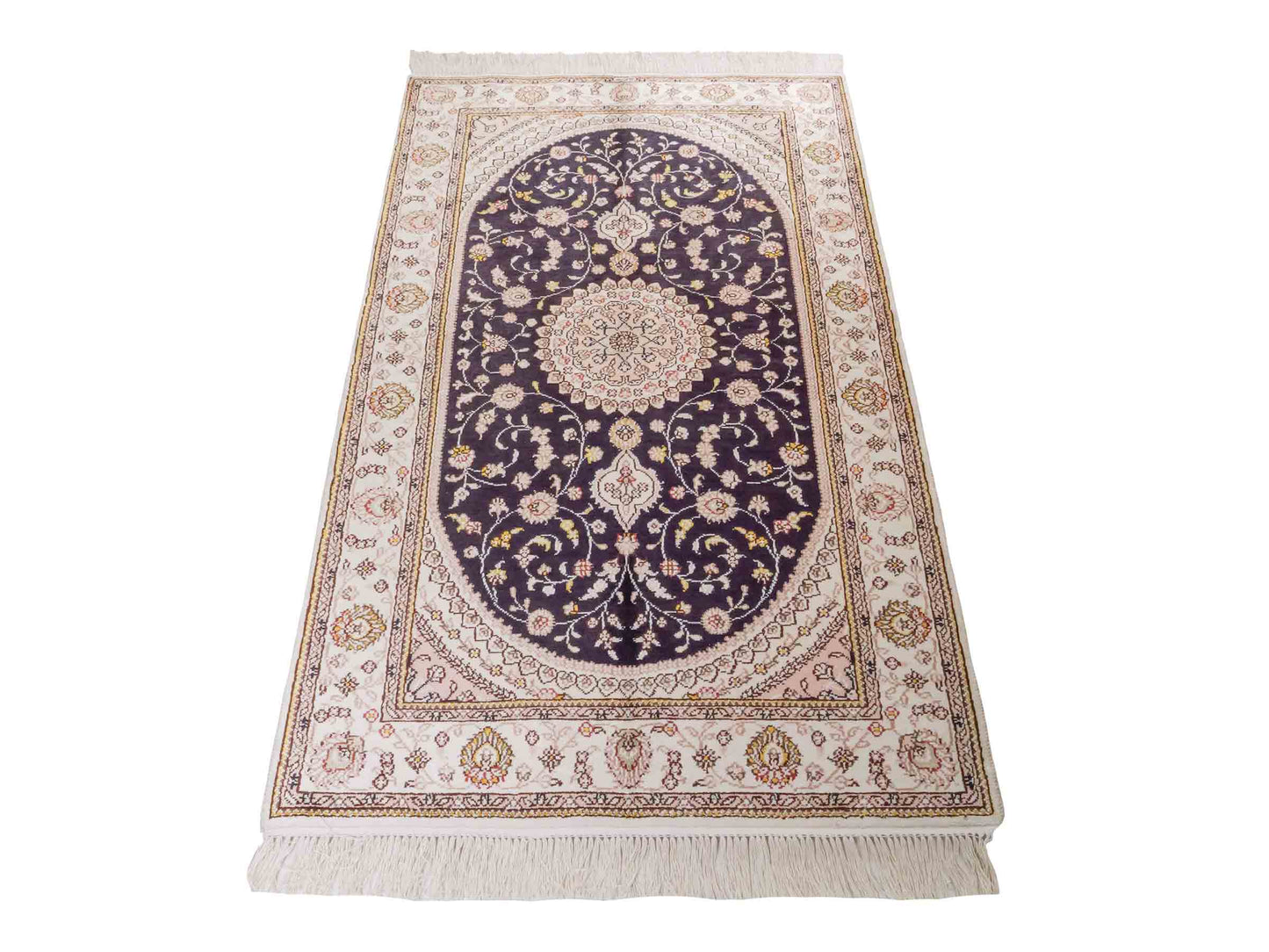 Handgeknüpfter Art Hereke Seidenteppich von Khademi aus Kunstseide, navy-blau-weiß. Chinesischer Teppich mit Medaillon. Orientteppich, von Hand geknüpft in China. Größe: 153 cm x 91 cm. Teppichnummer: SB3-1107. Verkauf durch Jupiter Intl.