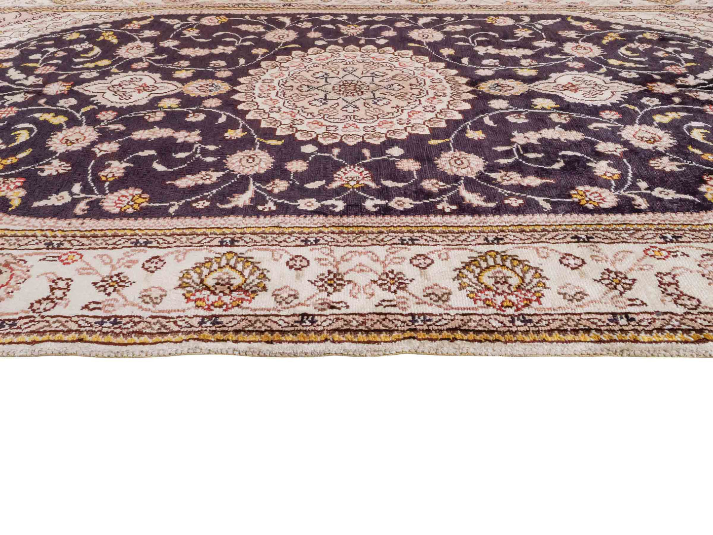 Handgeknüpfter Art Hereke Seidenteppich von Khademi aus Kunstseide, navy-blau-weiß. Chinesischer Teppich mit Medaillon. Orientteppich, von Hand geknüpft in China. Größe: 153 cm x 91 cm. Teppichnummer: SB3-1107. Verkauf durch Jupiter Intl.