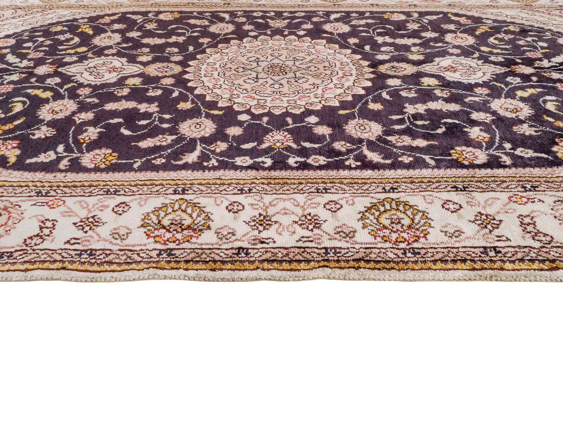 Handgeknüpfter Art Hereke Seidenteppich von Khademi aus Kunstseide, navy-blau-weiß. Chinesischer Teppich mit Medaillon. Orientteppich, von Hand geknüpft in China. Größe: 153 cm x 91 cm. Teppichnummer: SB3-1107. Verkauf durch Jupiter Intl.