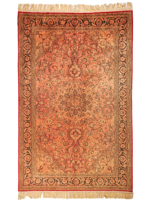 Handgeknüpfter Art Hereke Seidenteppich von Khademi aus Kunstseide, gold-orange. Chinesischer Teppich, durchgemustert. Orientteppich, von Hand geknüpft in China. Größe: 252 cm x 171 cm. Teppichnummer: SB3-1075. Verkauf durch Jupiter Intl.