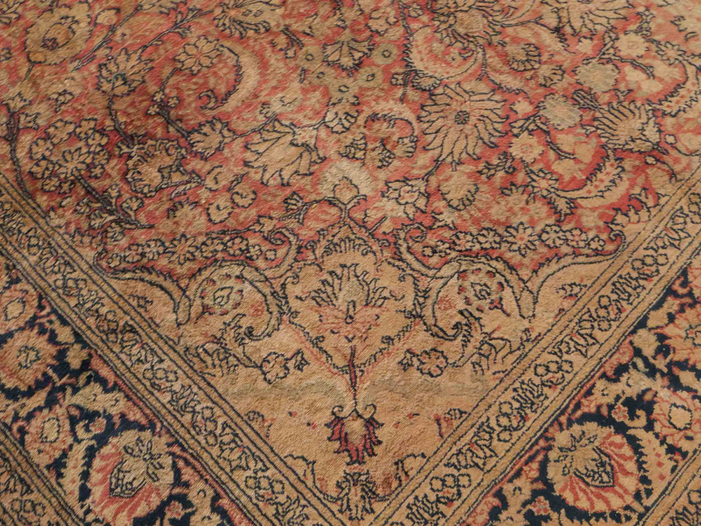 Handgeknüpfter Art Hereke Seidenteppich von Khademi aus Kunstseide, gold-orange. Chinesischer Teppich, durchgemustert. Orientteppich, von Hand geknüpft in China. Größe: 252 cm x 171 cm. Teppichnummer: SB3-1075. Verkauf durch Jupiter Intl.