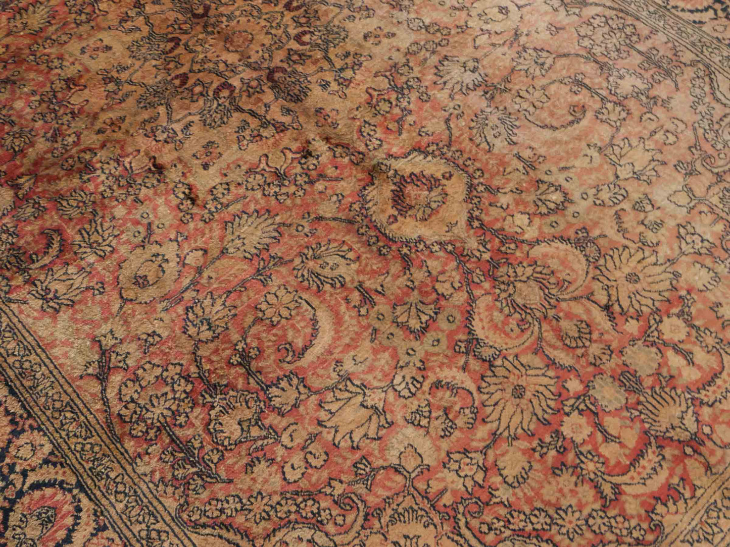 Handgeknüpfter Art Hereke Seidenteppich von Khademi aus Kunstseide, gold-orange. Chinesischer Teppich, durchgemustert. Orientteppich, von Hand geknüpft in China. Größe: 252 cm x 171 cm. Teppichnummer: SB3-1075. Verkauf durch Jupiter Intl.