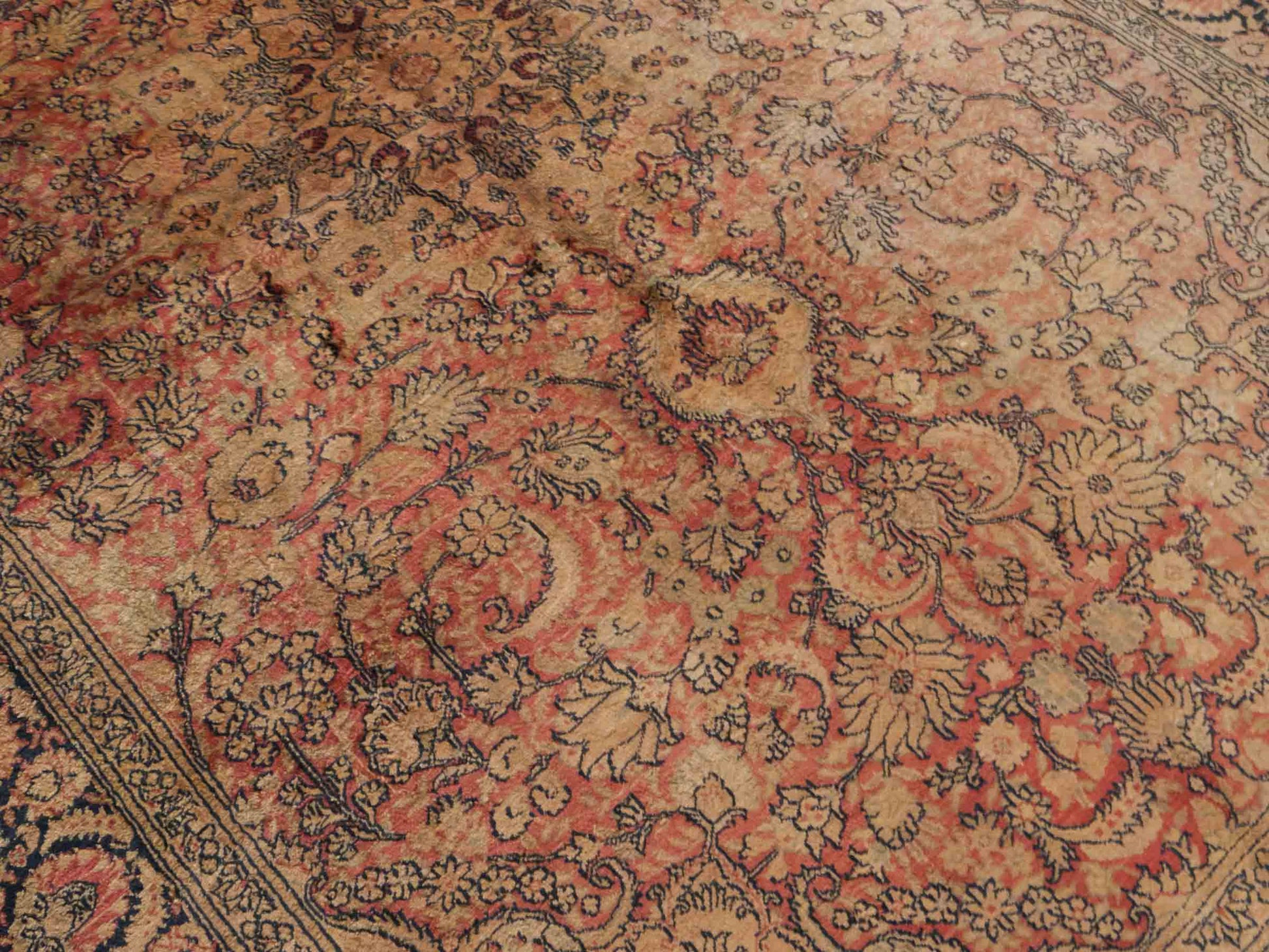 Handgeknüpfter Art Hereke Seidenteppich von Khademi aus Kunstseide, gold-orange. Chinesischer Teppich, durchgemustert. Orientteppich, von Hand geknüpft in China. Größe: 252 cm x 171 cm. Teppichnummer: SB3-1075. Verkauf durch Jupiter Intl.