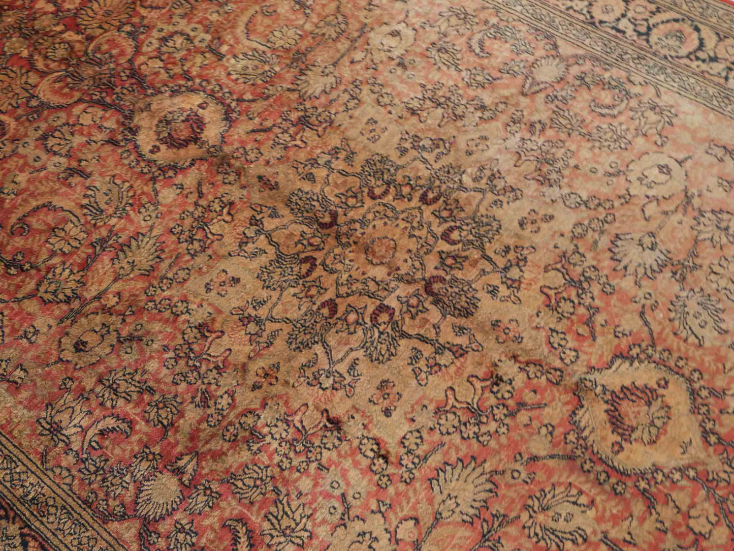 Handgeknüpfter Art Hereke Seidenteppich von Khademi aus Kunstseide, gold-orange. Chinesischer Teppich, durchgemustert. Orientteppich, von Hand geknüpft in China. Größe: 252 cm x 171 cm. Teppichnummer: SB3-1075. Verkauf durch Jupiter Intl.
