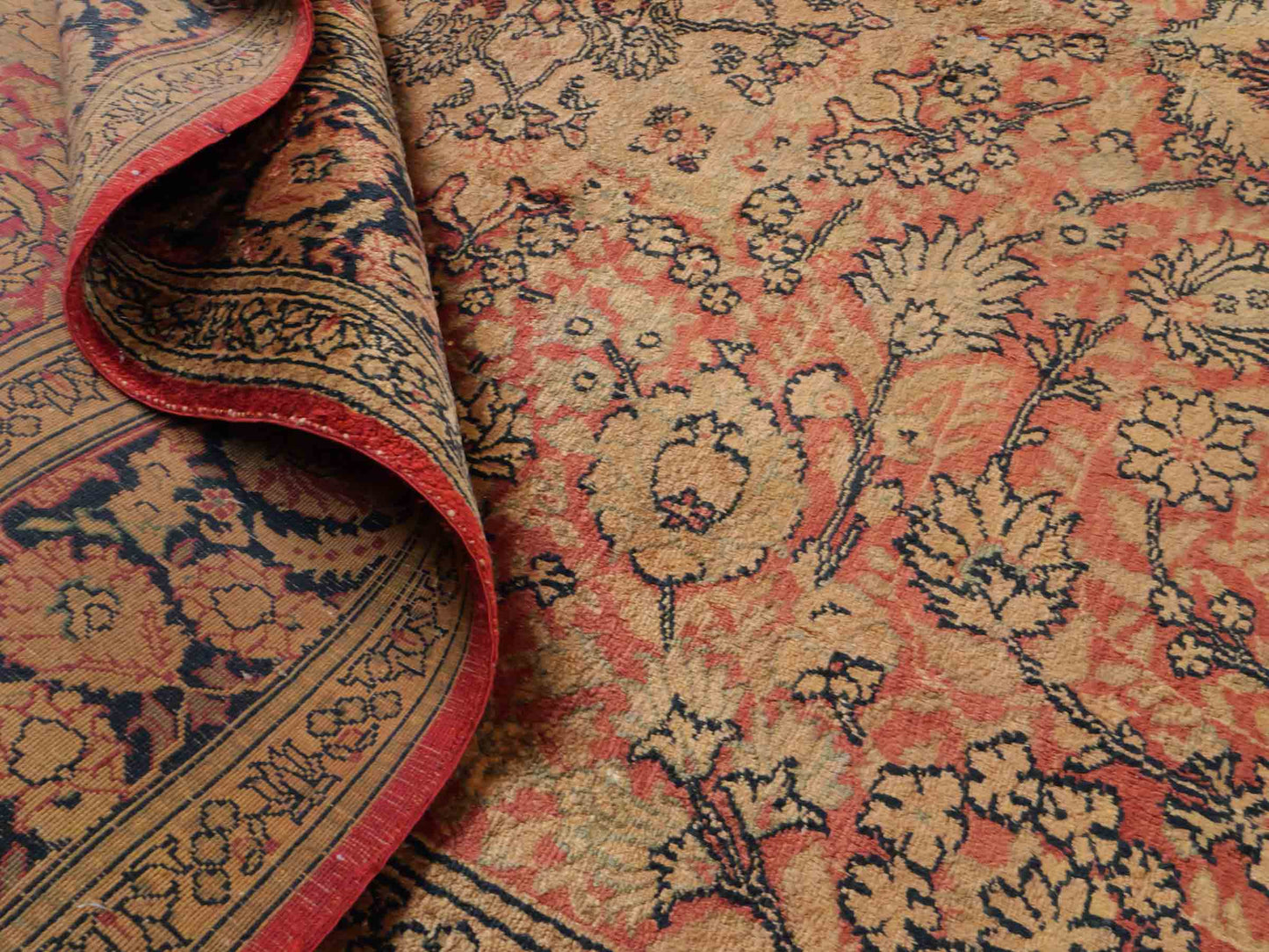 Handgeknüpfter Art Hereke Seidenteppich von Khademi aus Kunstseide, gold-orange. Chinesischer Teppich, durchgemustert. Orientteppich, von Hand geknüpft in China. Größe: 252 cm x 171 cm. Teppichnummer: SB3-1075. Verkauf durch Jupiter Intl.