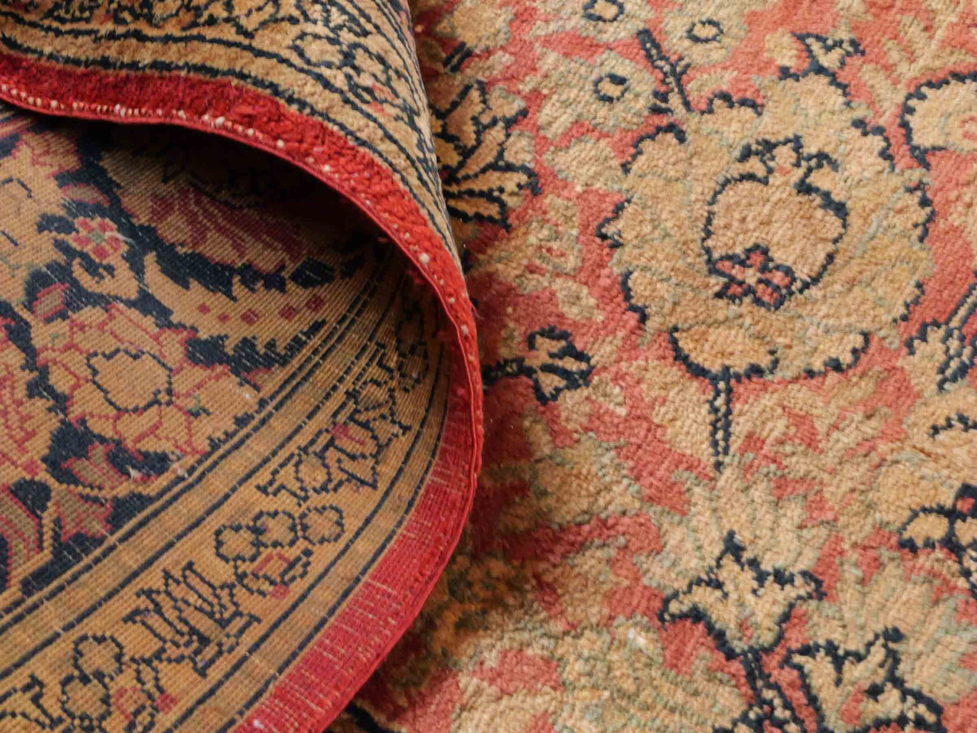 Handgeknüpfter Art Hereke Seidenteppich von Khademi aus Kunstseide, gold-orange. Chinesischer Teppich, durchgemustert. Orientteppich, von Hand geknüpft in China. Größe: 252 cm x 171 cm. Teppichnummer: SB3-1075. Verkauf durch Jupiter Intl.