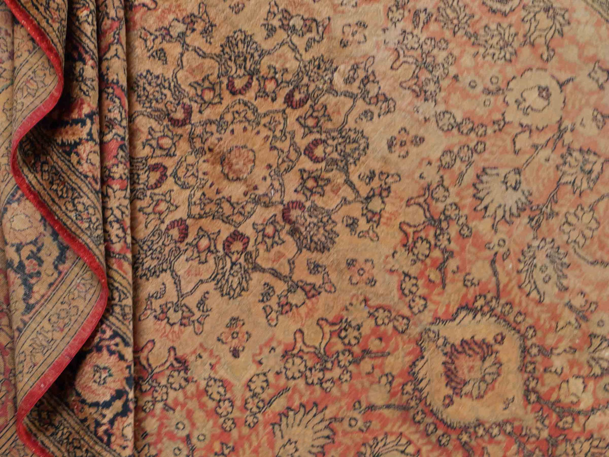 Handgeknüpfter Art Hereke Seidenteppich von Khademi aus Kunstseide, gold-orange. Chinesischer Teppich, durchgemustert. Orientteppich, von Hand geknüpft in China. Größe: 252 cm x 171 cm. Teppichnummer: SB3-1075. Verkauf durch Jupiter Intl.