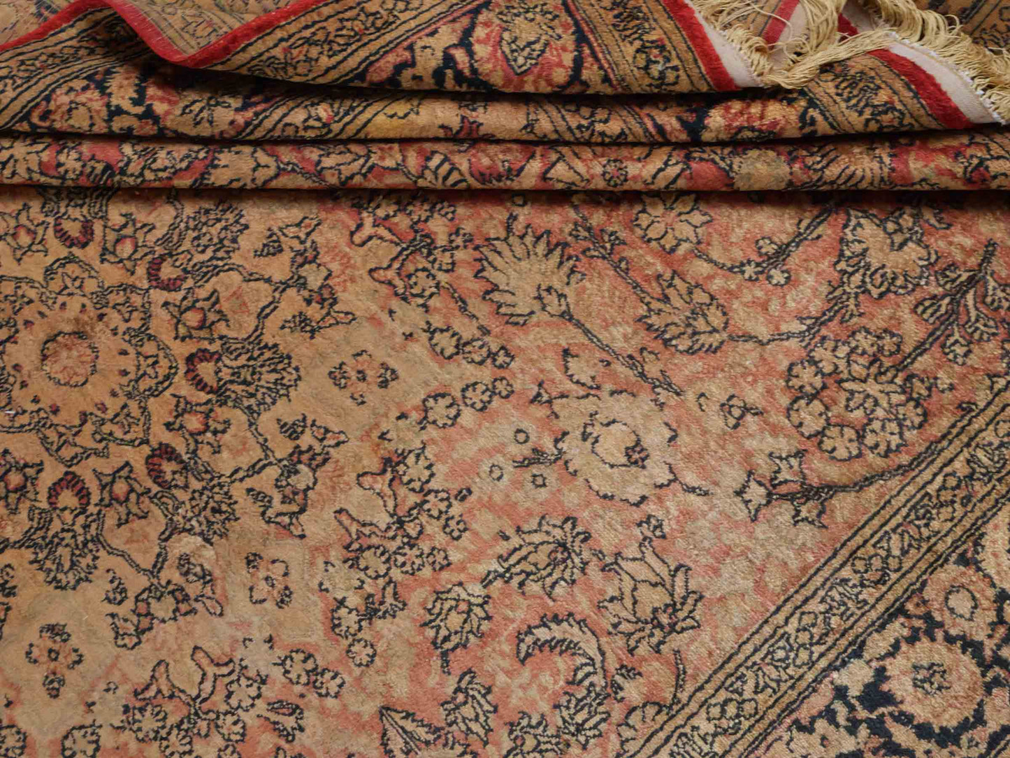 Handgeknüpfter Art Hereke Seidenteppich von Khademi aus Kunstseide, gold-orange. Chinesischer Teppich, durchgemustert. Orientteppich, von Hand geknüpft in China. Größe: 252 cm x 171 cm. Teppichnummer: SB3-1075. Verkauf durch Jupiter Intl.