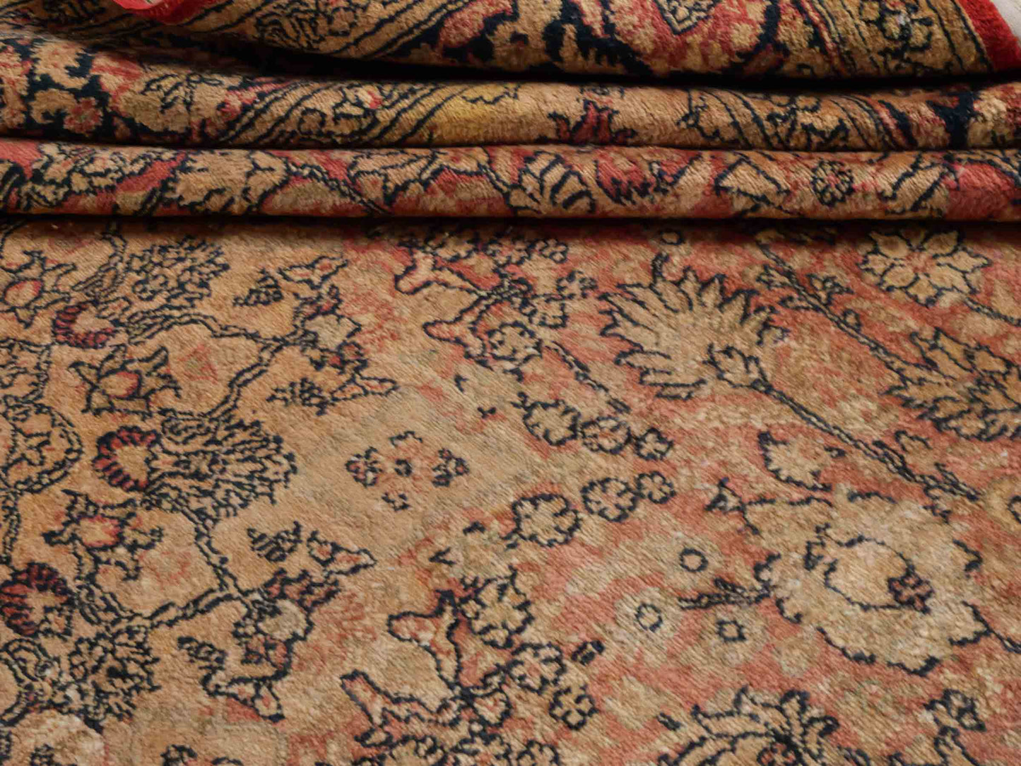 Handgeknüpfter Art Hereke Seidenteppich von Khademi aus Kunstseide, gold-orange. Chinesischer Teppich, durchgemustert. Orientteppich, von Hand geknüpft in China. Größe: 252 cm x 171 cm. Teppichnummer: SB3-1075. Verkauf durch Jupiter Intl.