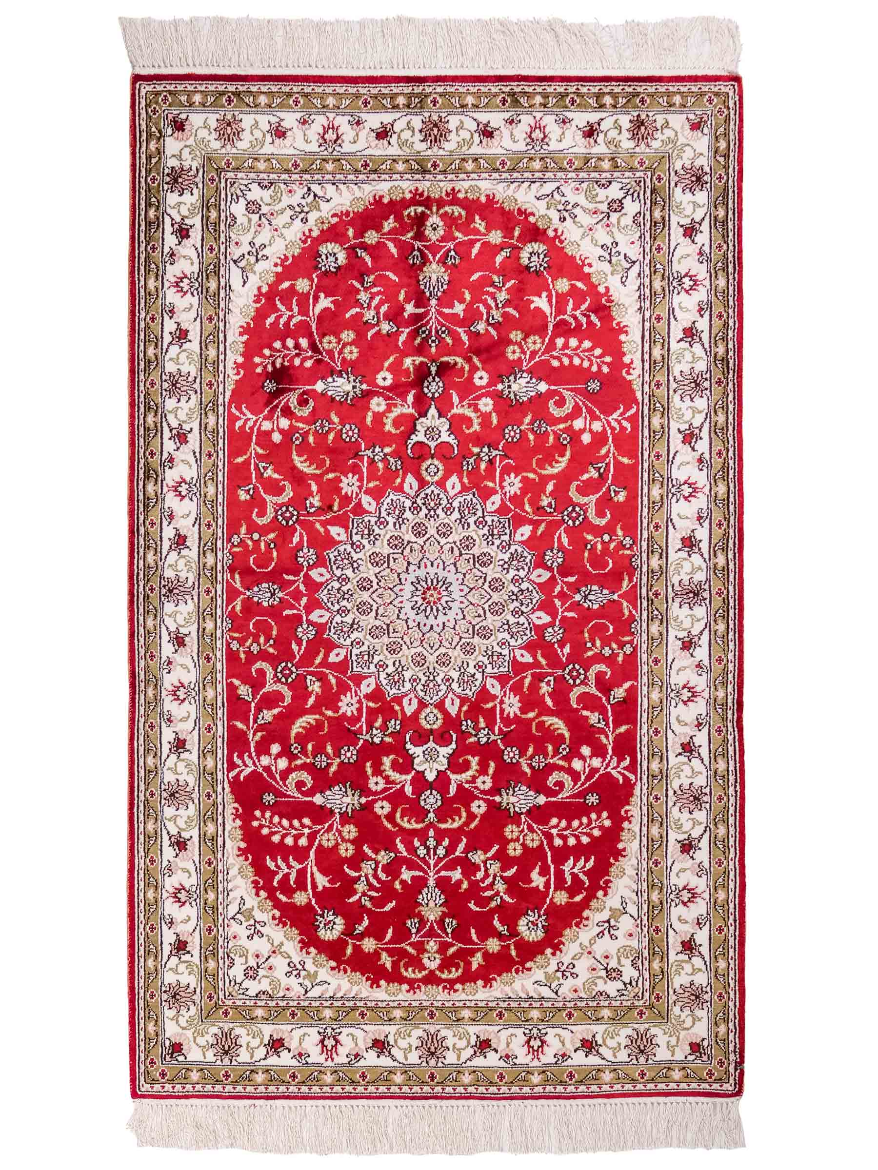 Handgeknüpfter Art Hereke Seidenteppich von Khademi aus Kunstseide, rot-cremeweiß. Chinesischer Teppich mit Medaillon. Orientteppich, von Hand geknüpft in China. Größe: 153 cm x 91 cm. Teppichnummer: SB3-1089. Verkauf durch Jupiter Intl.