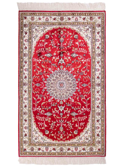 Handgeknüpfter Art Hereke Seidenteppich von Khademi aus Kunstseide, rot-cremeweiß. Chinesischer Teppich mit Medaillon. Orientteppich, von Hand geknüpft in China. Größe: 153 cm x 91 cm. Teppichnummer: SB3-1089. Verkauf durch Jupiter Intl.