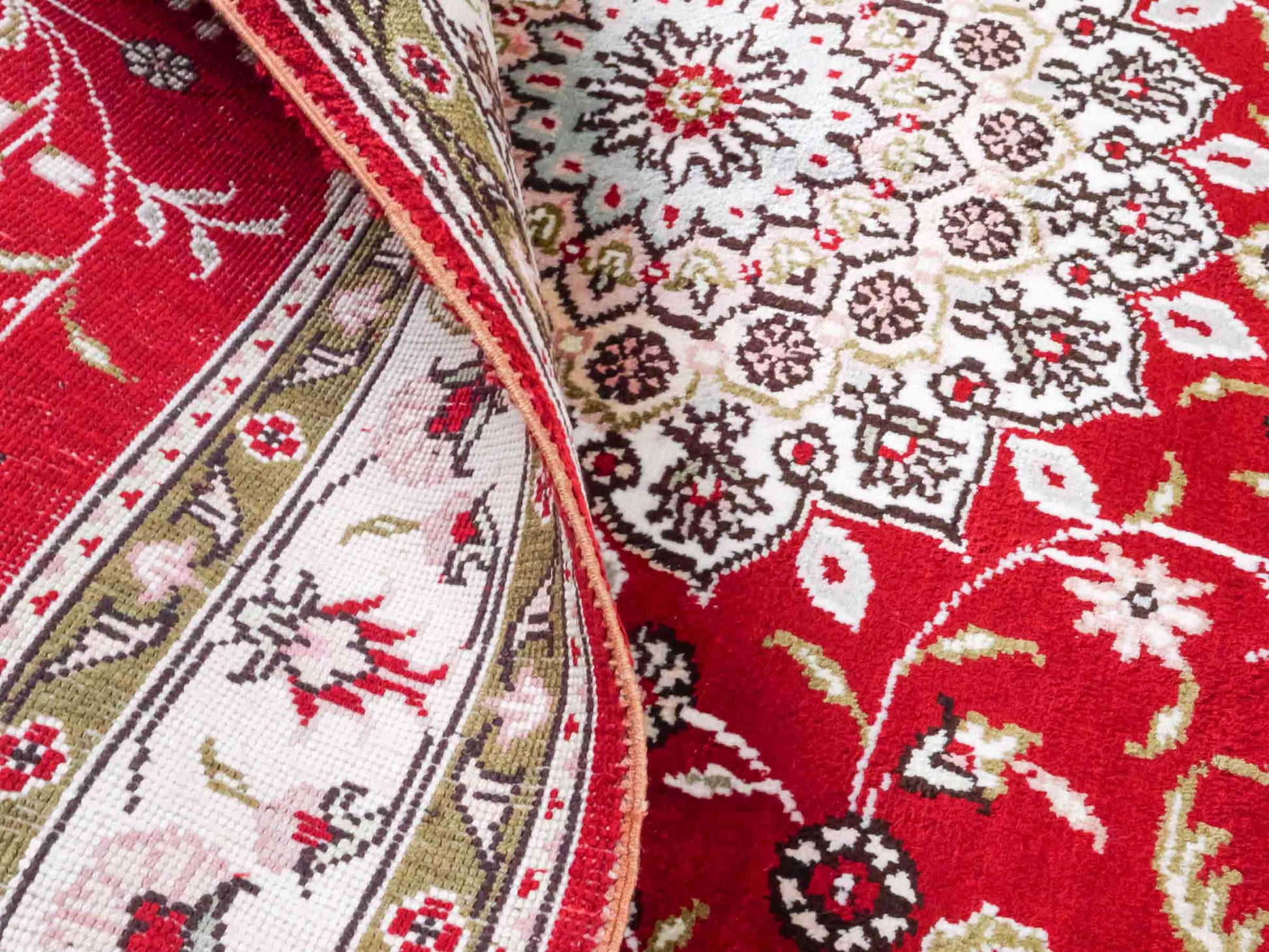 Handgeknüpfter Art Hereke Seidenteppich von Khademi aus Kunstseide, rot-cremeweiß. Chinesischer Teppich mit Medaillon. Orientteppich, von Hand geknüpft in China. Größe: 153 cm x 91 cm. Teppichnummer: SB3-1089. Verkauf durch Jupiter Intl.