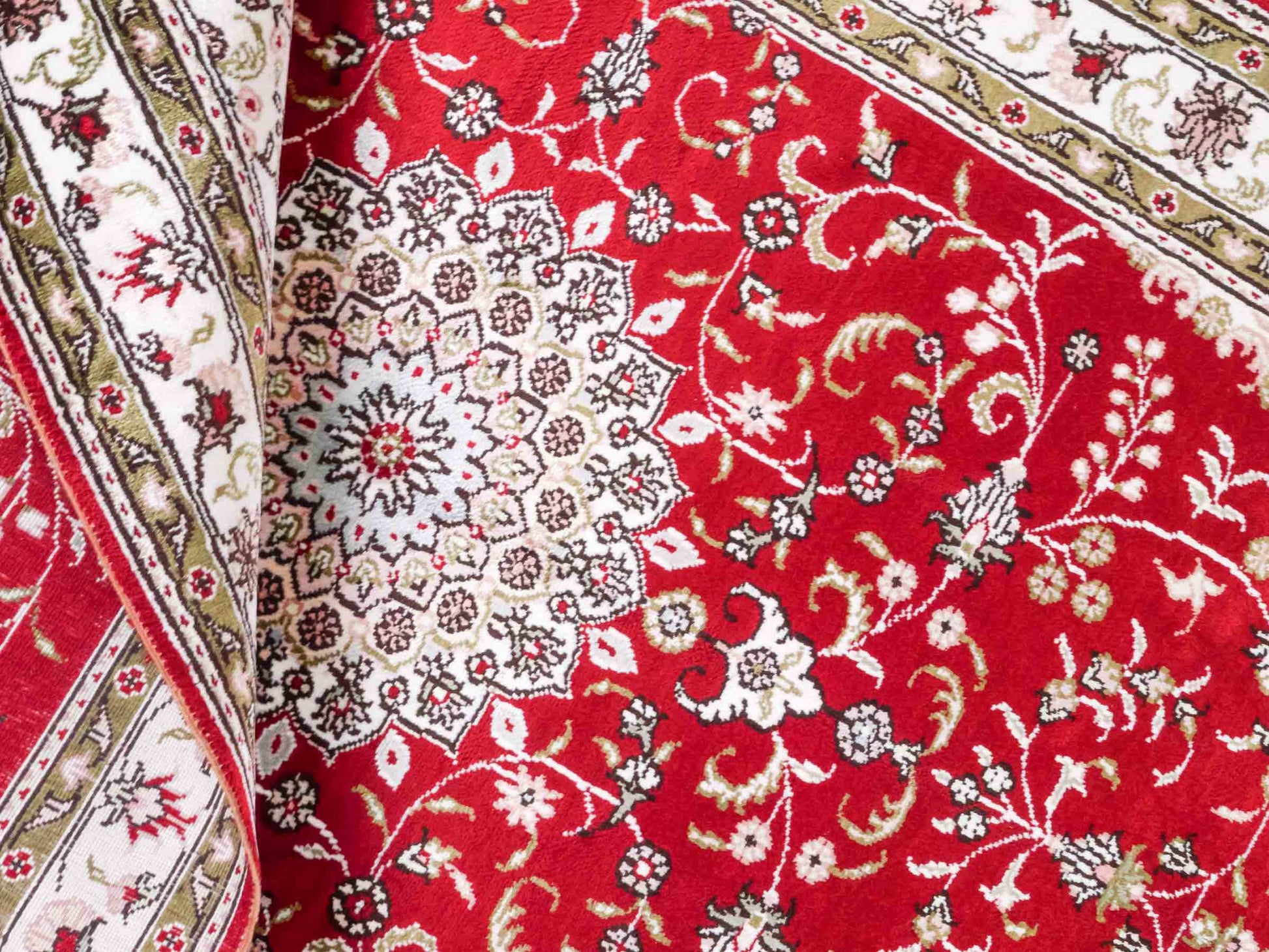 Handgeknüpfter Art Hereke Seidenteppich von Khademi aus Kunstseide, rot-cremeweiß. Chinesischer Teppich mit Medaillon. Orientteppich, von Hand geknüpft in China. Größe: 153 cm x 91 cm. Teppichnummer: SB3-1089. Verkauf durch Jupiter Intl.