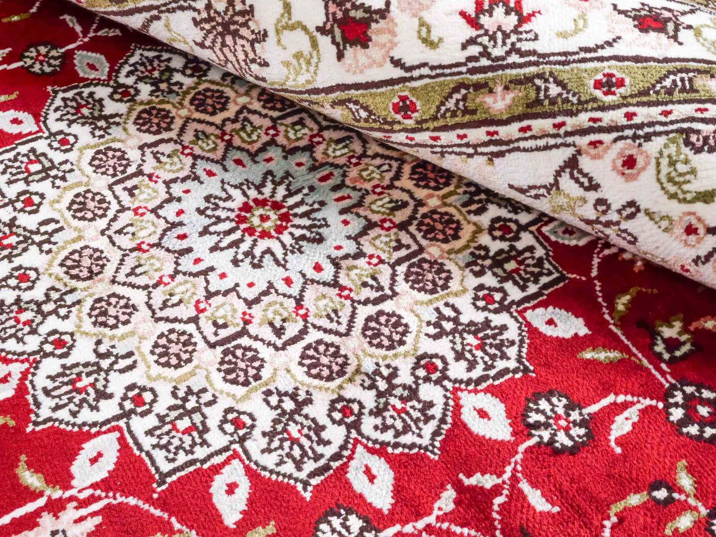Handgeknüpfter Art Hereke Seidenteppich von Khademi aus Kunstseide, rot-cremeweiß. Chinesischer Teppich mit Medaillon. Orientteppich, von Hand geknüpft in China. Größe: 153 cm x 91 cm. Teppichnummer: SB3-1089. Verkauf durch Jupiter Intl.