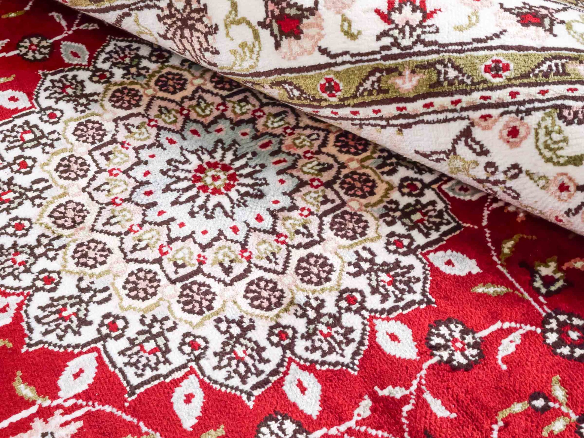 Handgeknüpfter Art Hereke Seidenteppich von Khademi aus Kunstseide, rot-cremeweiß. Chinesischer Teppich mit Medaillon. Orientteppich, von Hand geknüpft in China. Größe: 153 cm x 91 cm. Teppichnummer: SB3-1089. Verkauf durch Jupiter Intl.