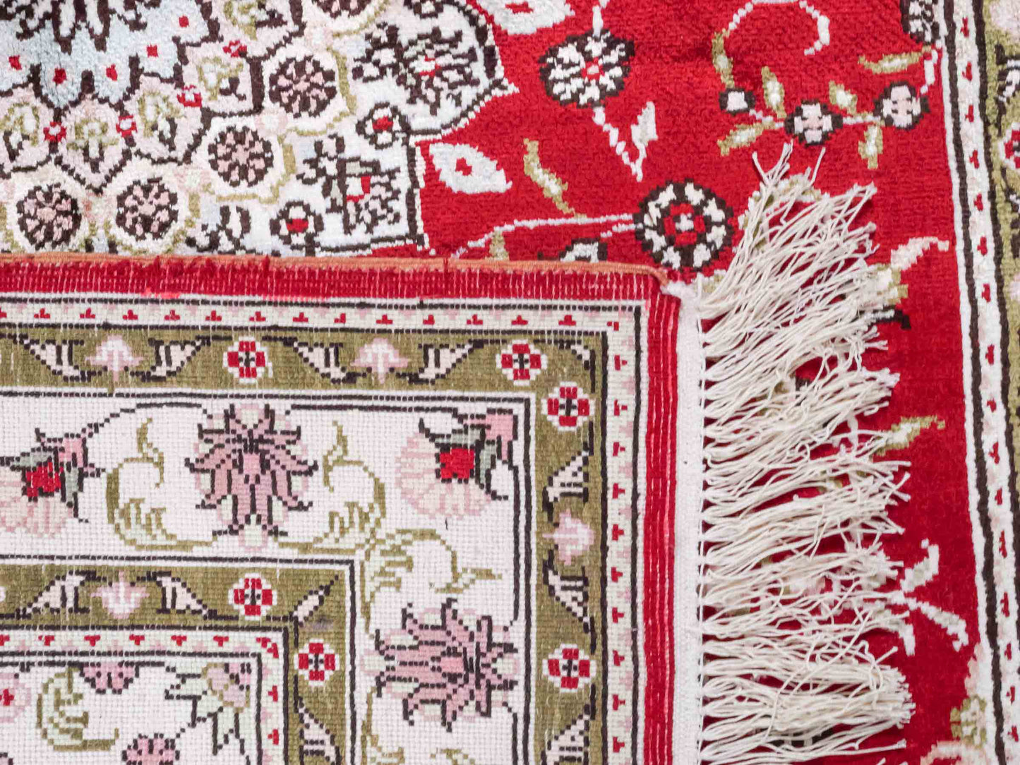 Handgeknüpfter Art Hereke Seidenteppich von Khademi aus Kunstseide, rot-cremeweiß. Chinesischer Teppich mit Medaillon. Orientteppich, von Hand geknüpft in China. Größe: 153 cm x 91 cm. Teppichnummer: SB3-1089. Verkauf durch Jupiter Intl.
