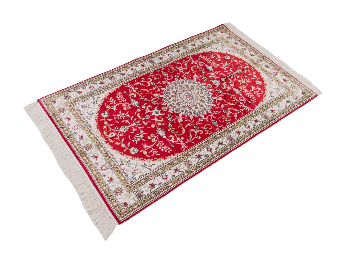Handgeknüpfter Art Hereke Seidenteppich von Khademi aus Kunstseide, rot-cremeweiß. Chinesischer Teppich mit Medaillon. Orientteppich, von Hand geknüpft in China. Größe: 153 cm x 91 cm. Teppichnummer: SB3-1089. Verkauf durch Jupiter Intl.