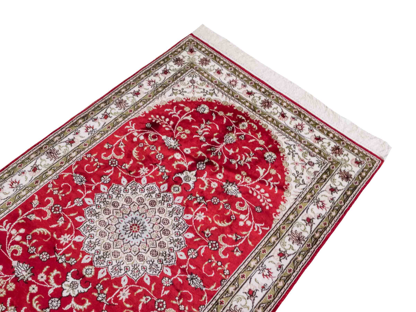 Handgeknüpfter Art Hereke Seidenteppich von Khademi aus Kunstseide, rot-cremeweiß. Chinesischer Teppich mit Medaillon. Orientteppich, von Hand geknüpft in China. Größe: 153 cm x 91 cm. Teppichnummer: SB3-1089. Verkauf durch Jupiter Intl.