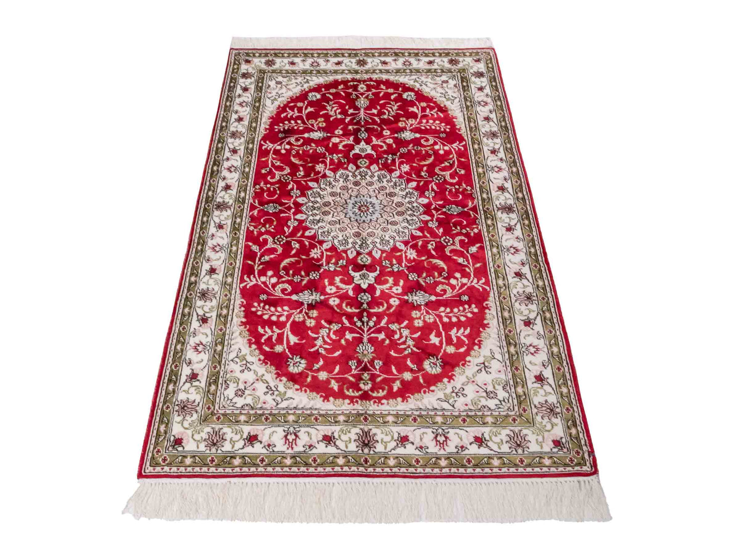 Handgeknüpfter Art Hereke Seidenteppich von Khademi aus Kunstseide, rot-cremeweiß. Chinesischer Teppich mit Medaillon. Orientteppich, von Hand geknüpft in China. Größe: 153 cm x 91 cm. Teppichnummer: SB3-1089. Verkauf durch Jupiter Intl.