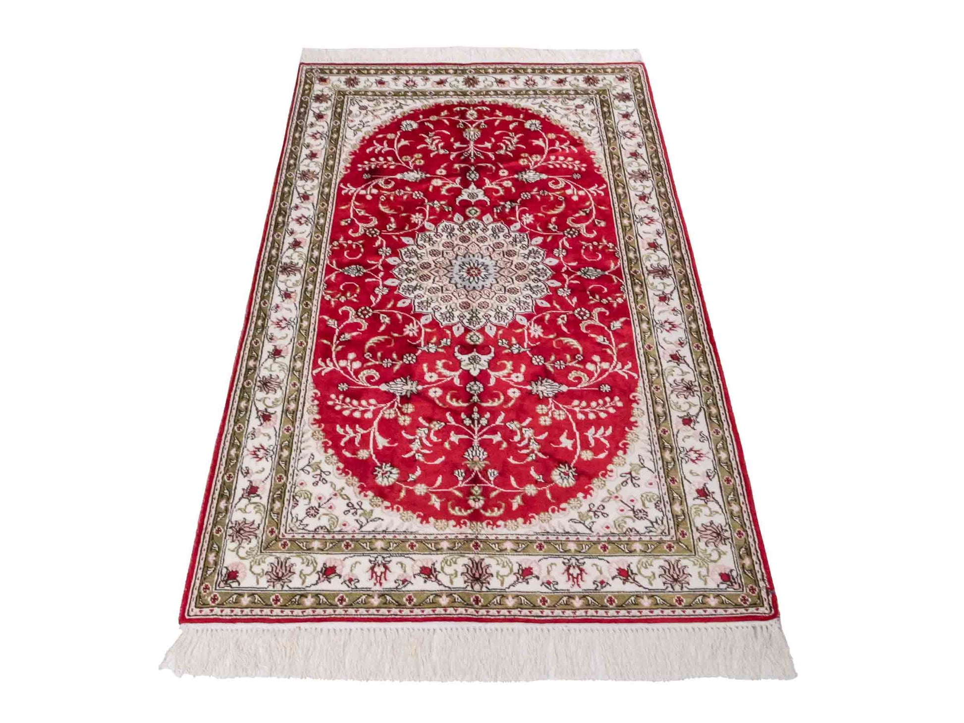 Handgeknüpfter Art Hereke Seidenteppich von Khademi aus Kunstseide, rot-cremeweiß. Chinesischer Teppich mit Medaillon. Orientteppich, von Hand geknüpft in China. Größe: 153 cm x 91 cm. Teppichnummer: SB3-1089. Verkauf durch Jupiter Intl.