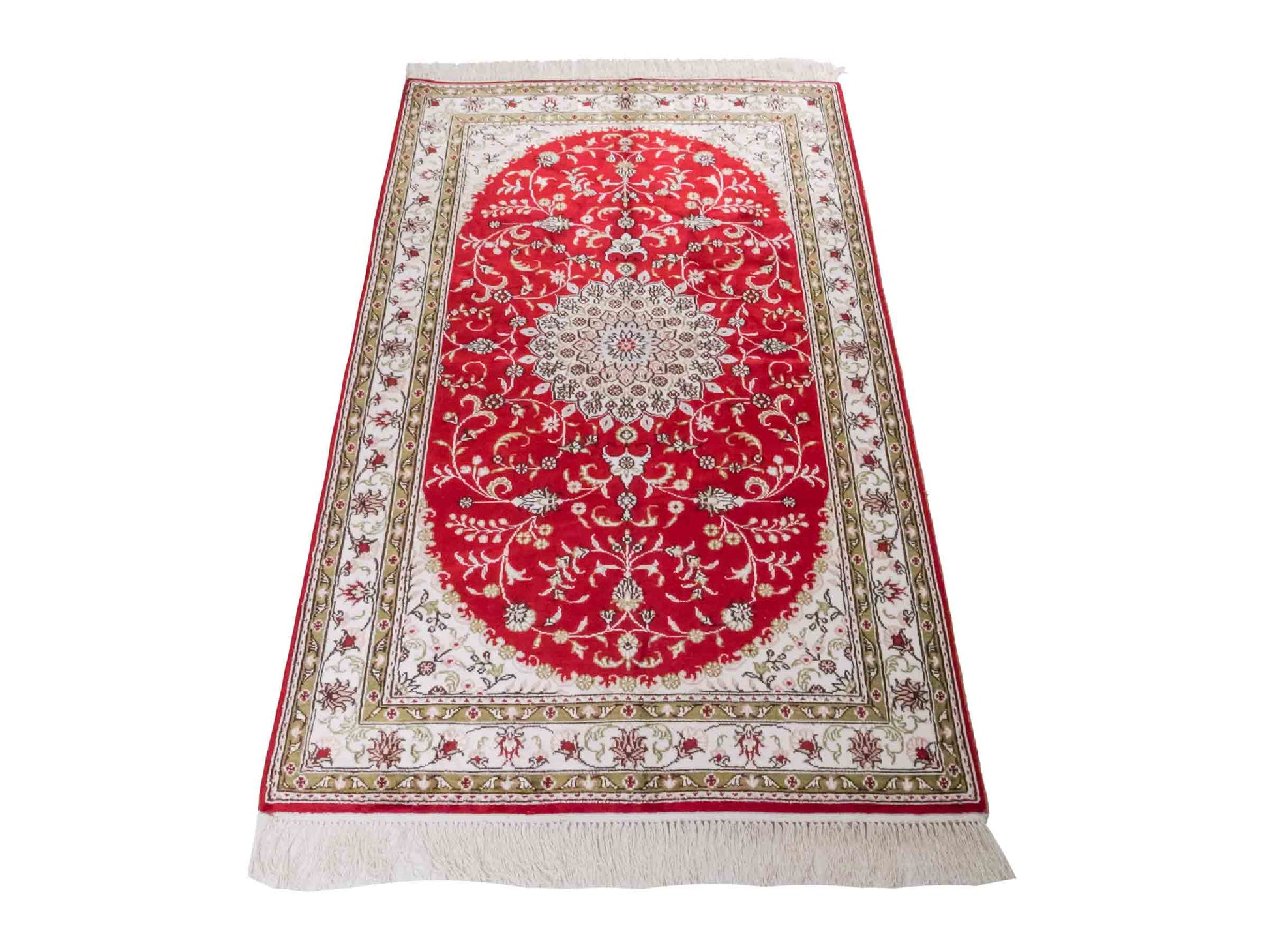 Handgeknüpfter Art Hereke Seidenteppich von Khademi aus Kunstseide, rot-cremeweiß. Chinesischer Teppich mit Medaillon. Orientteppich, von Hand geknüpft in China. Größe: 153 cm x 91 cm. Teppichnummer: SB3-1089. Verkauf durch Jupiter Intl.