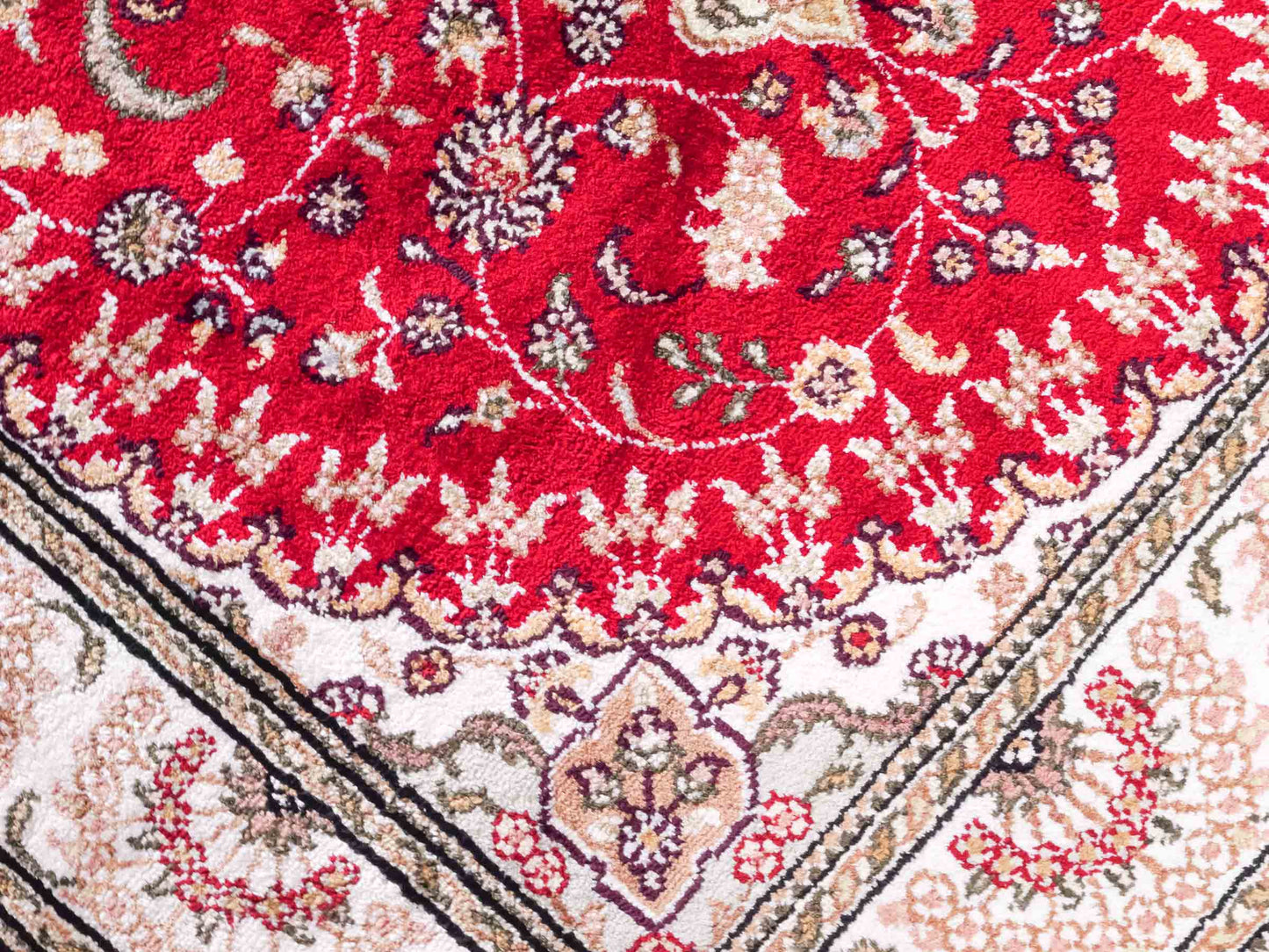 Handgeknüpfter Art Nain Seidenteppich von Khademi aus Kunstseide, rot-weiß. Chinesischer Teppich mit Medaillon. Orientteppich, von Hand geknüpft in China. Größe: 153 cm x 91 cm. Teppichnummer: SB3-1108. Verkauf durch Jupiter Intl.