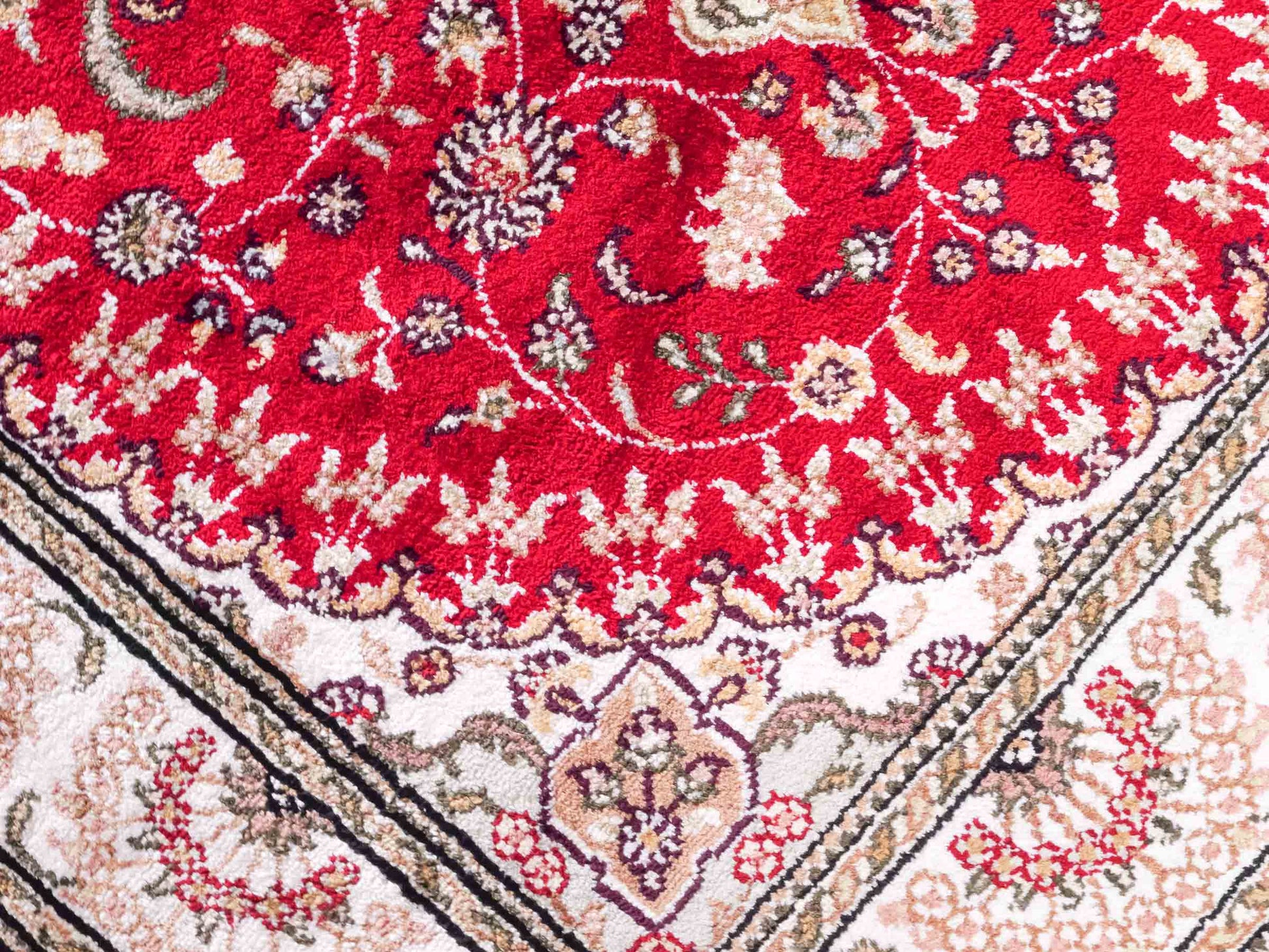 Handgeknüpfter Art Nain Seidenteppich von Khademi aus Kunstseide, rot-weiß. Chinesischer Teppich mit Medaillon. Orientteppich, von Hand geknüpft in China. Größe: 153 cm x 91 cm. Teppichnummer: SB3-1108. Verkauf durch Jupiter Intl.