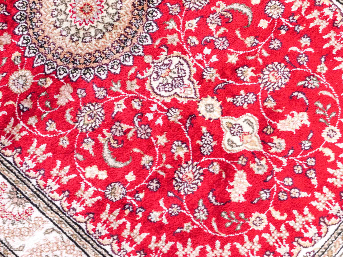 Handgeknüpfter Art Nain Seidenteppich von Khademi aus Kunstseide, rot-weiß. Chinesischer Teppich mit Medaillon. Orientteppich, von Hand geknüpft in China. Größe: 153 cm x 91 cm. Teppichnummer: SB3-1108. Verkauf durch Jupiter Intl.