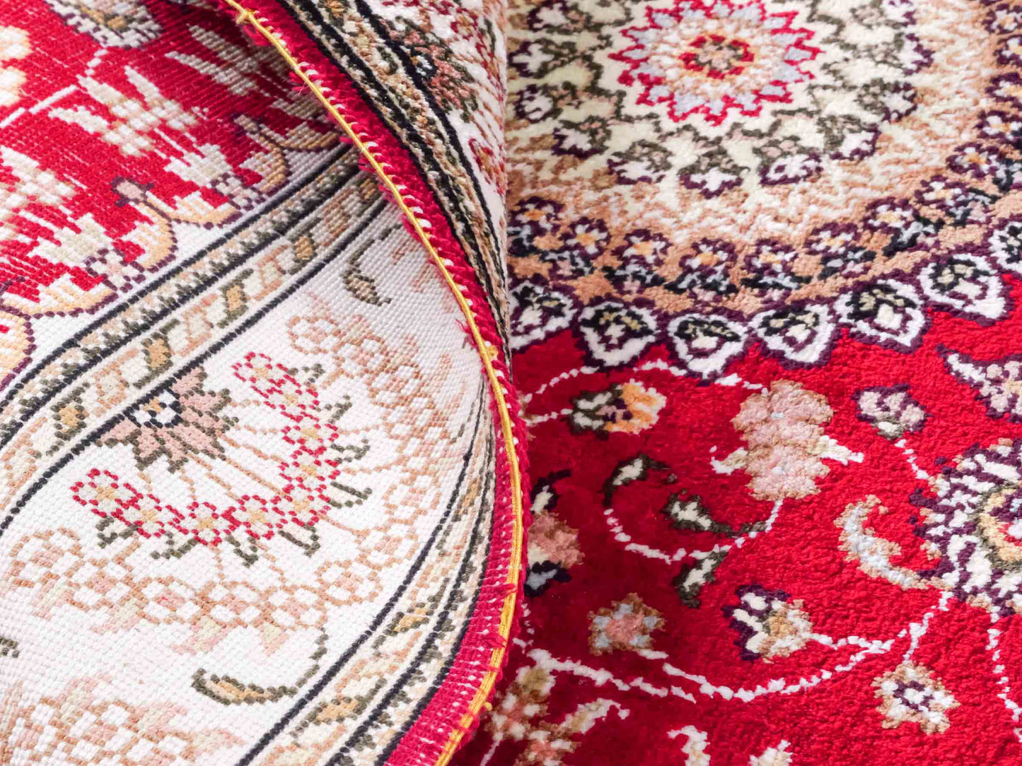 Handgeknüpfter Art Nain Seidenteppich von Khademi aus Kunstseide, rot-weiß. Chinesischer Teppich mit Medaillon. Orientteppich, von Hand geknüpft in China. Größe: 153 cm x 91 cm. Teppichnummer: SB3-1108. Verkauf durch Jupiter Intl.