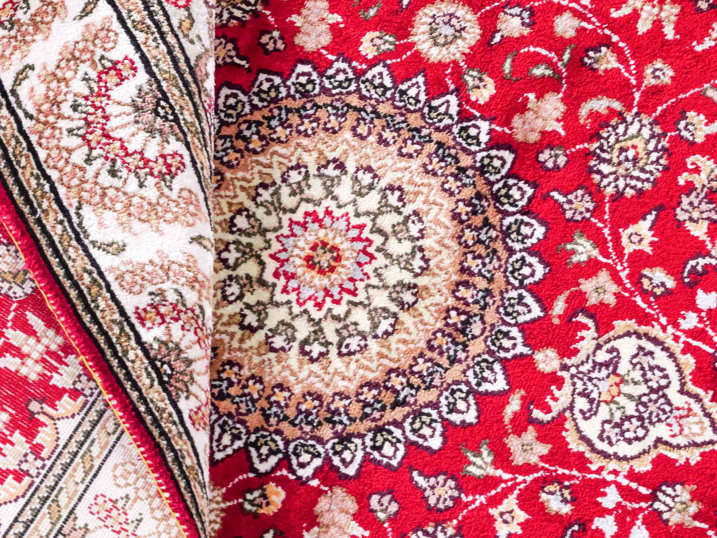 Handgeknüpfter Art Nain Seidenteppich von Khademi aus Kunstseide, rot-weiß. Chinesischer Teppich mit Medaillon. Orientteppich, von Hand geknüpft in China. Größe: 153 cm x 91 cm. Teppichnummer: SB3-1108. Verkauf durch Jupiter Intl.